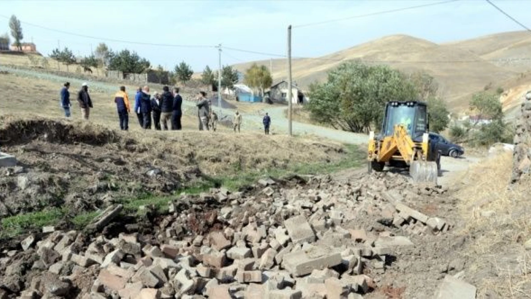 Ardahan Valisi Öner, depremden etkilenen köylerdeki altyapı çalışmalarını inceledi