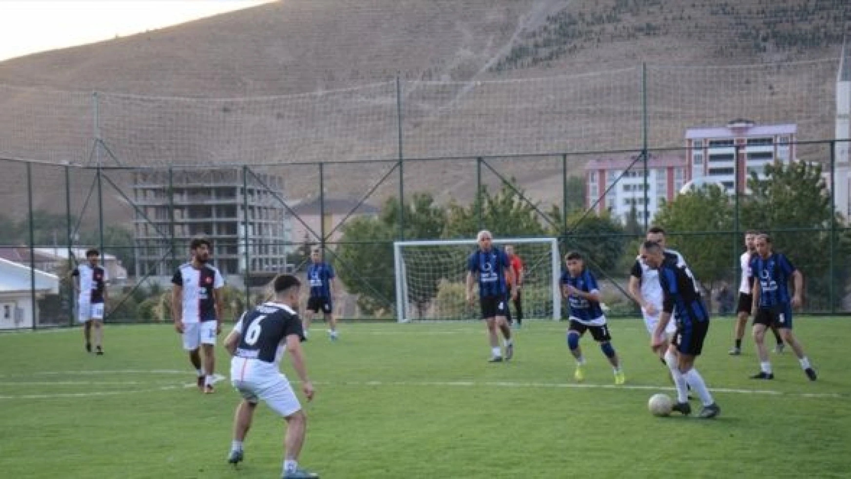 Bitlis'te Doktor Ekrem Karakaya anısına futbol turnuvası düzenlendi