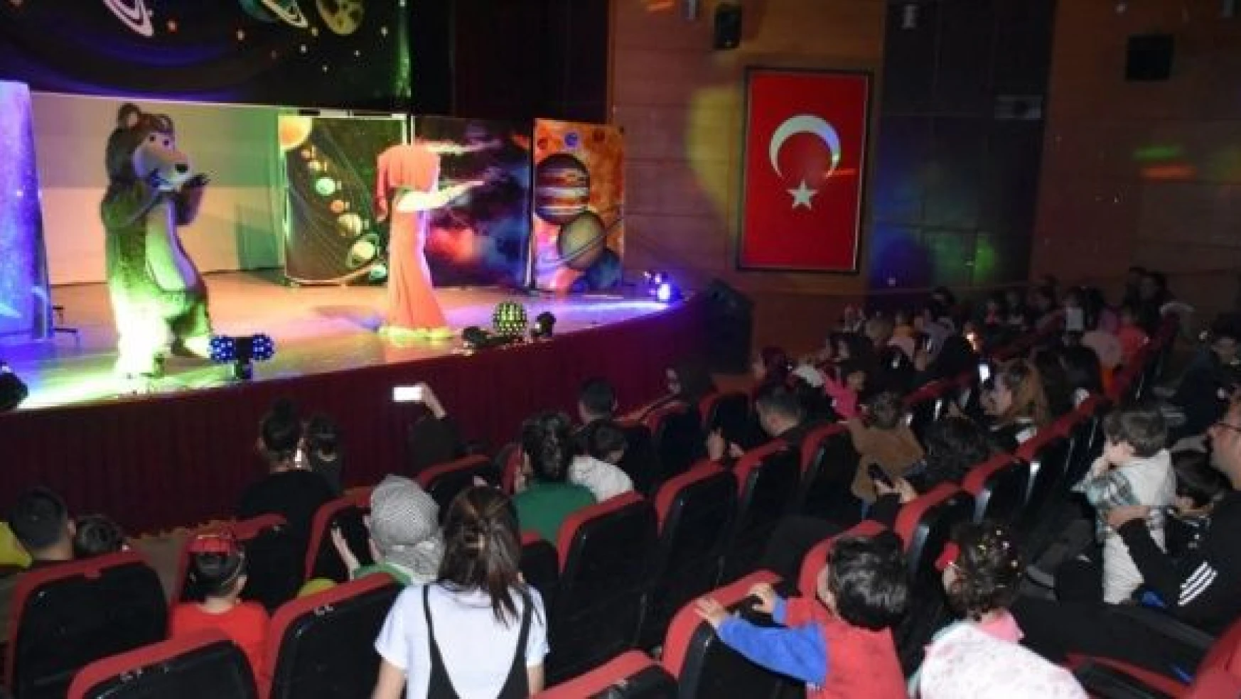 Hakkari'de çocuklar için müzikal tiyatro oyunu sahnelendi