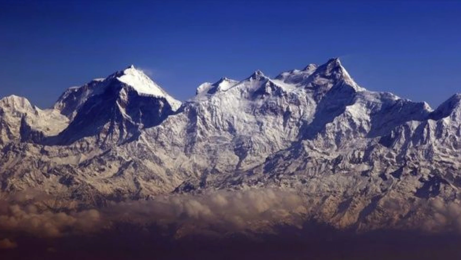 Himalayalar'da çığ felaketi:  10 dağcı öldü, 11 dağcı kayıp!