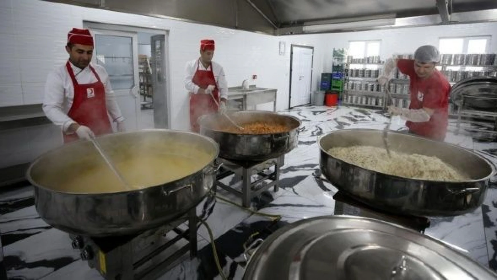 Kızılay Muş'ta 1000 kişinin sofrasına sıcak yemek ulaştırıyor