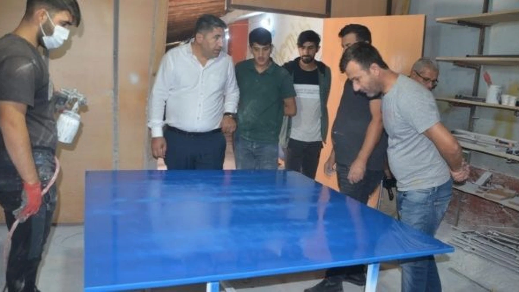Muş'ta meslek liseliler köy okullarına masa tenisi üretiyor