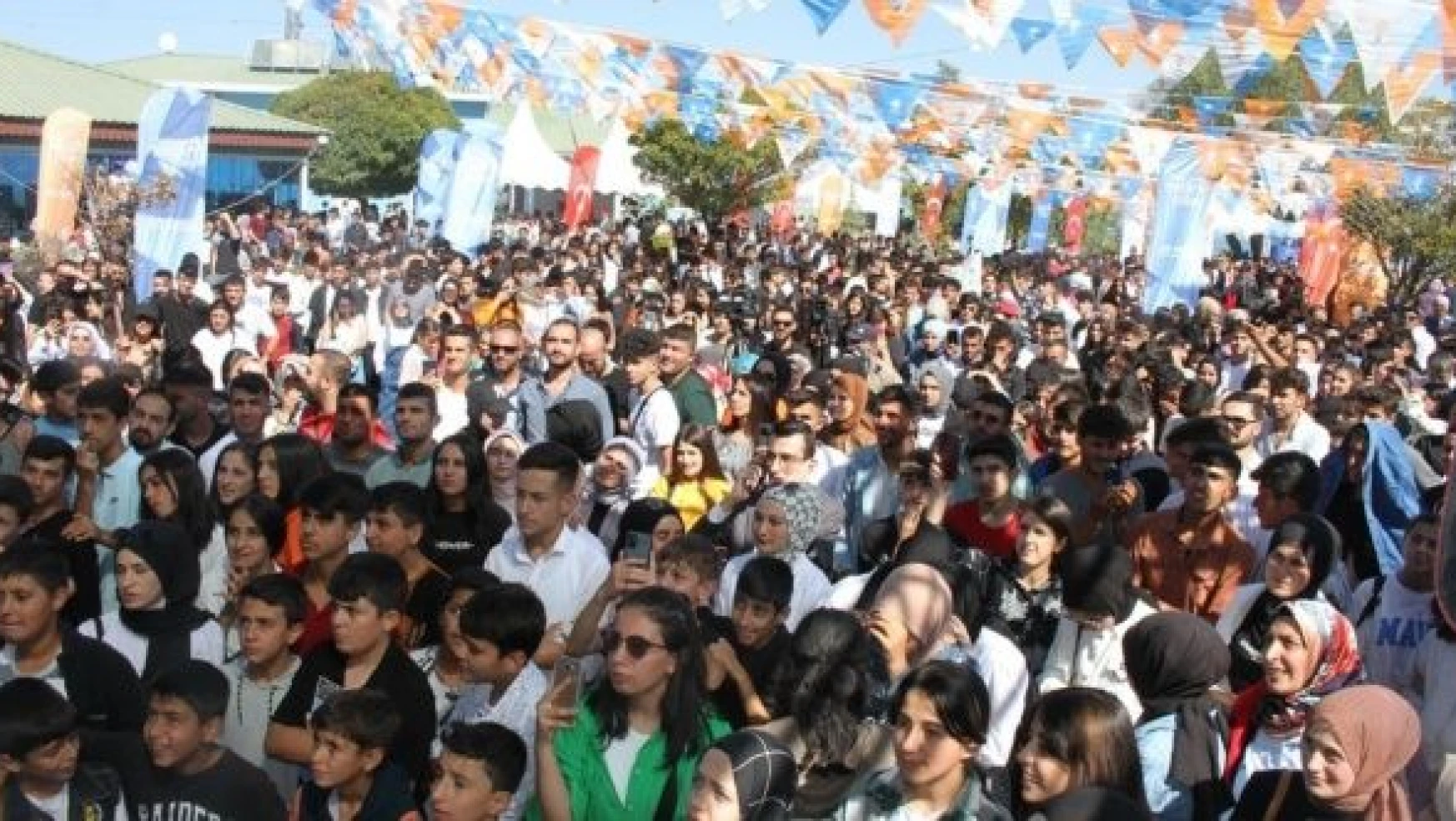 Van'da 'İlk Oyum Erdoğan'a, İlk Oyum AK Parti'ye Gençlik Buluşması' düzenlendi