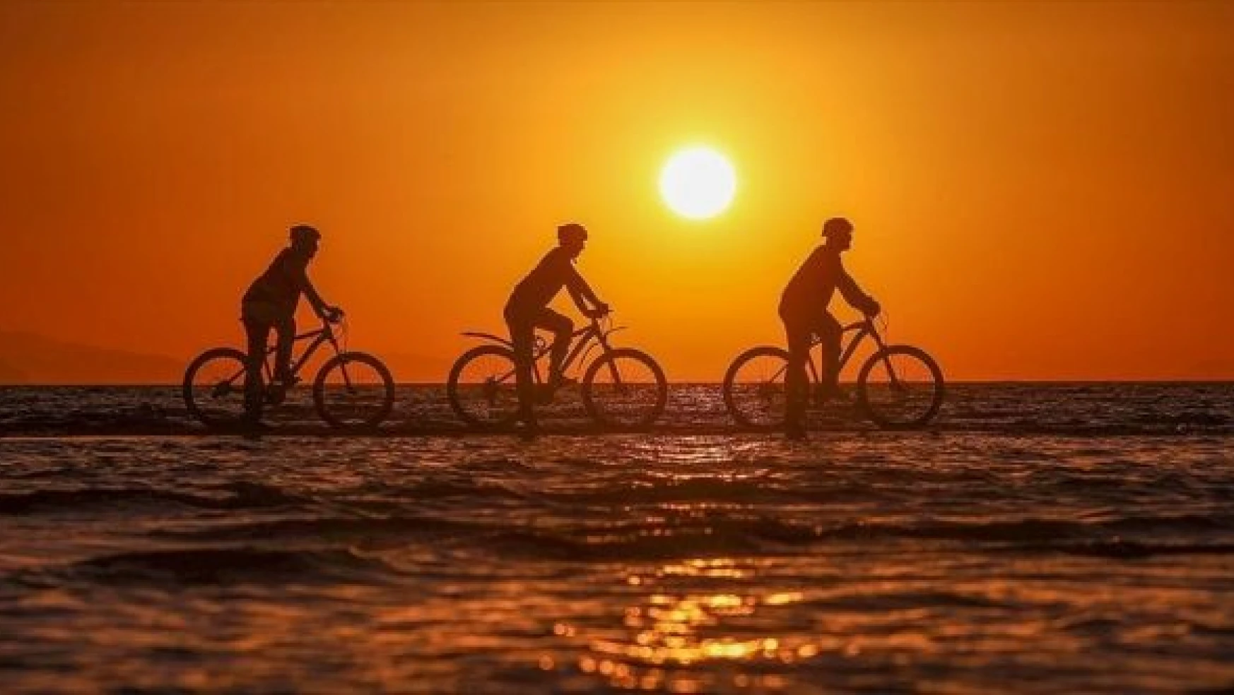 Van Gölü'nde suyun çekildiği bölgelerde bisiklet sürdüler