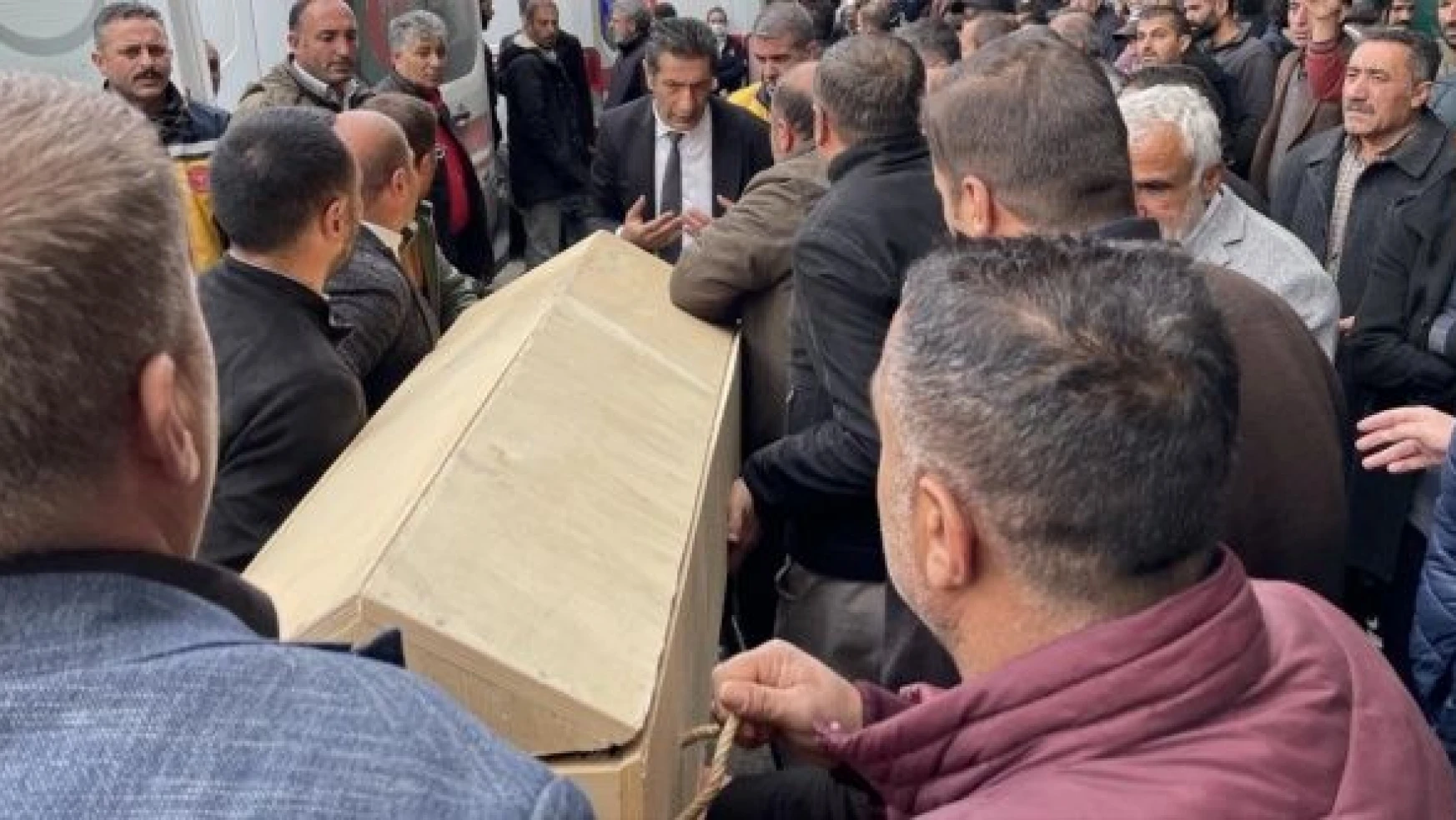 Ağrı'daki kazada ölenlerin cenazeleri ailelerine teslim edildi