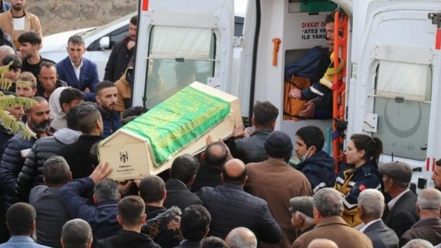 Ağrı'daki trafik kazasında hayatını kaybeden genç kızın cenazesi defnedildi