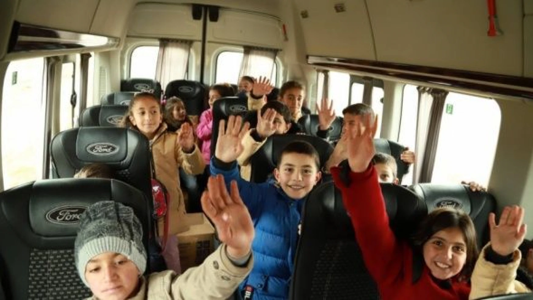 Ağrı'da köydeki çocukların sinema sevinci
