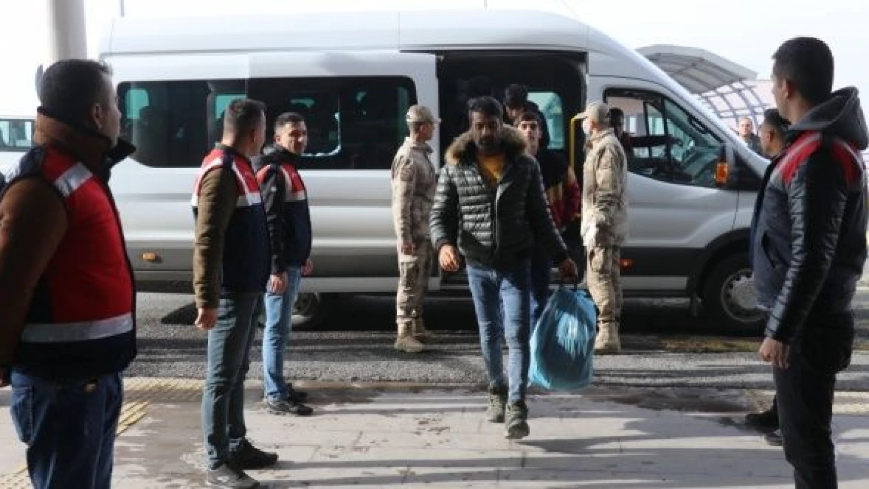 Ağrı'dan 136 düzensiz göçmen ülkelerine gönderildi