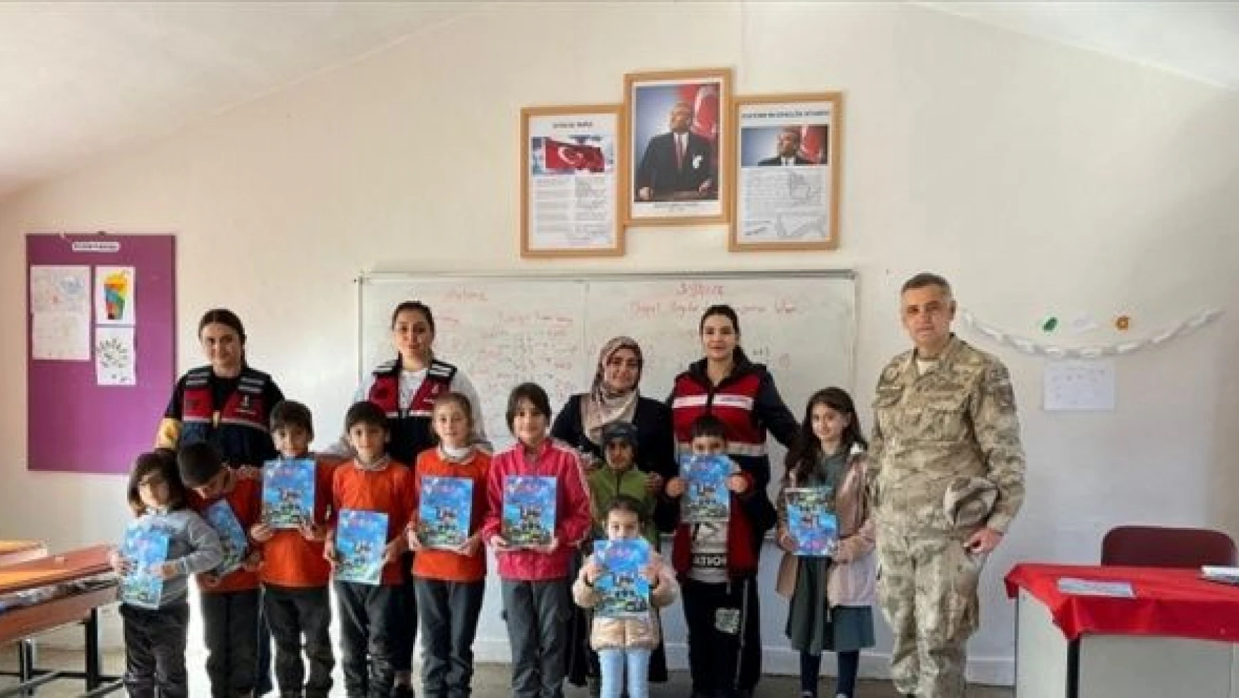 Bingöl'de Jandarma'dan Öğretmenler Günü ziyareti