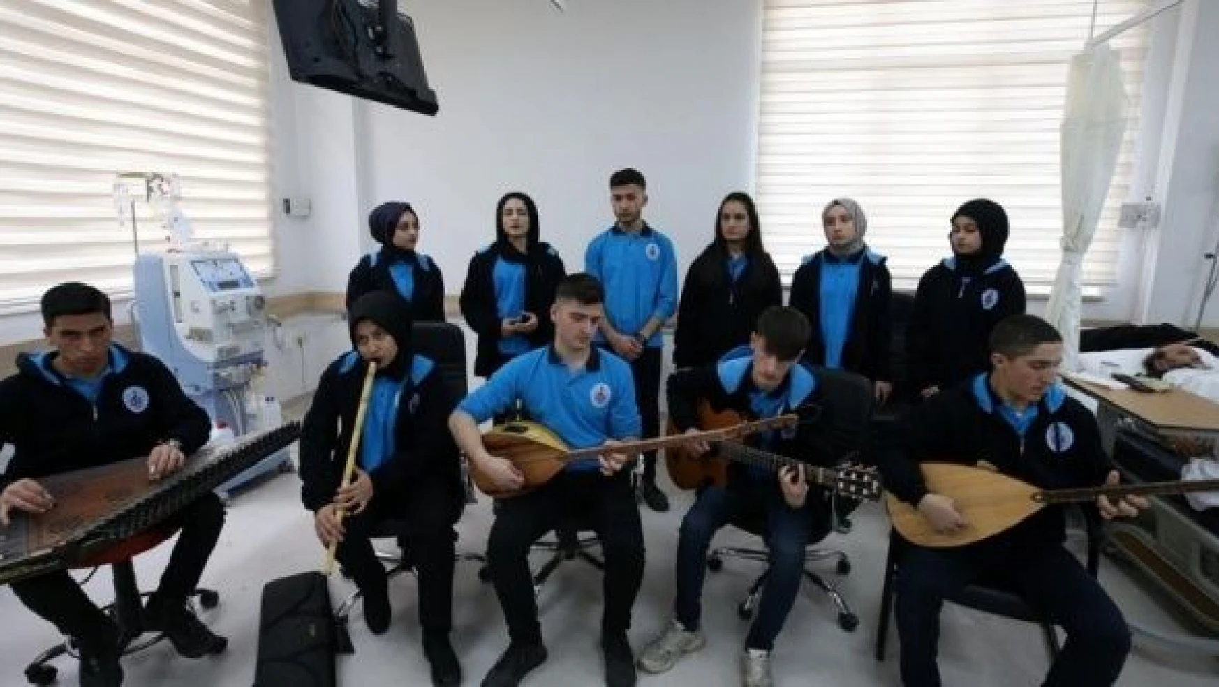 Bitlis'te öğrencilerden diyaliz hastalarına moral konseri