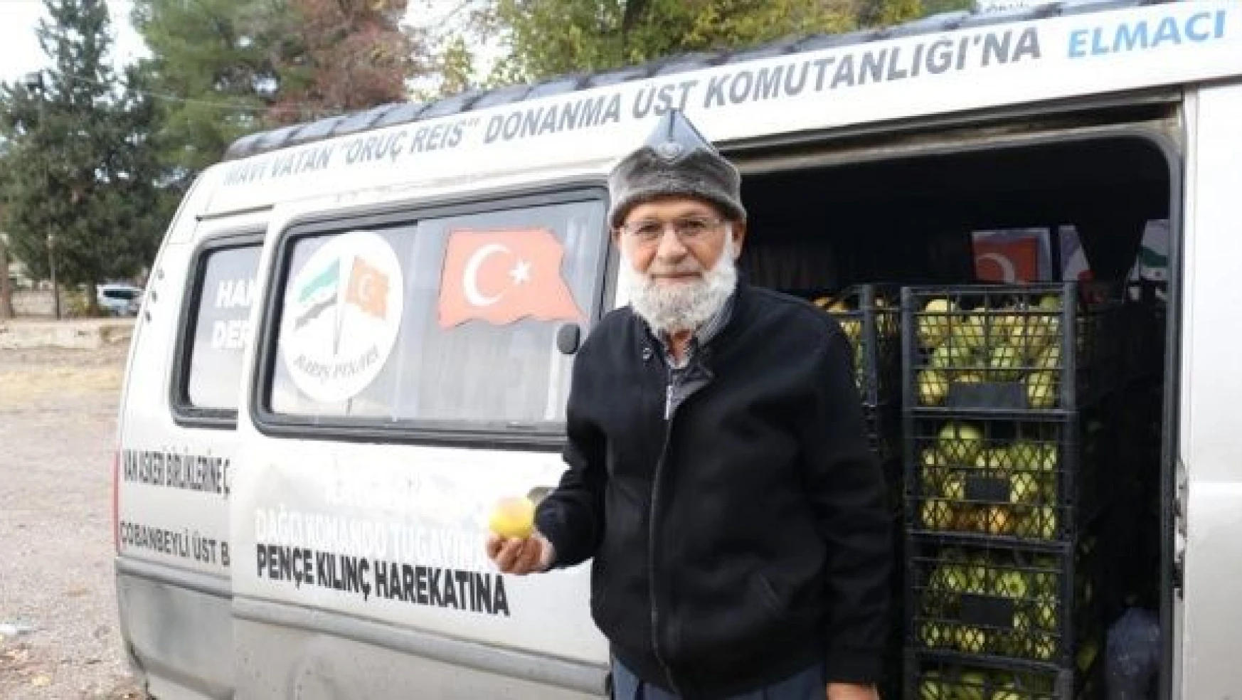 'Elmacı Dede' Pençe Kilit'teki Mehmetçiğe elma taşıyor