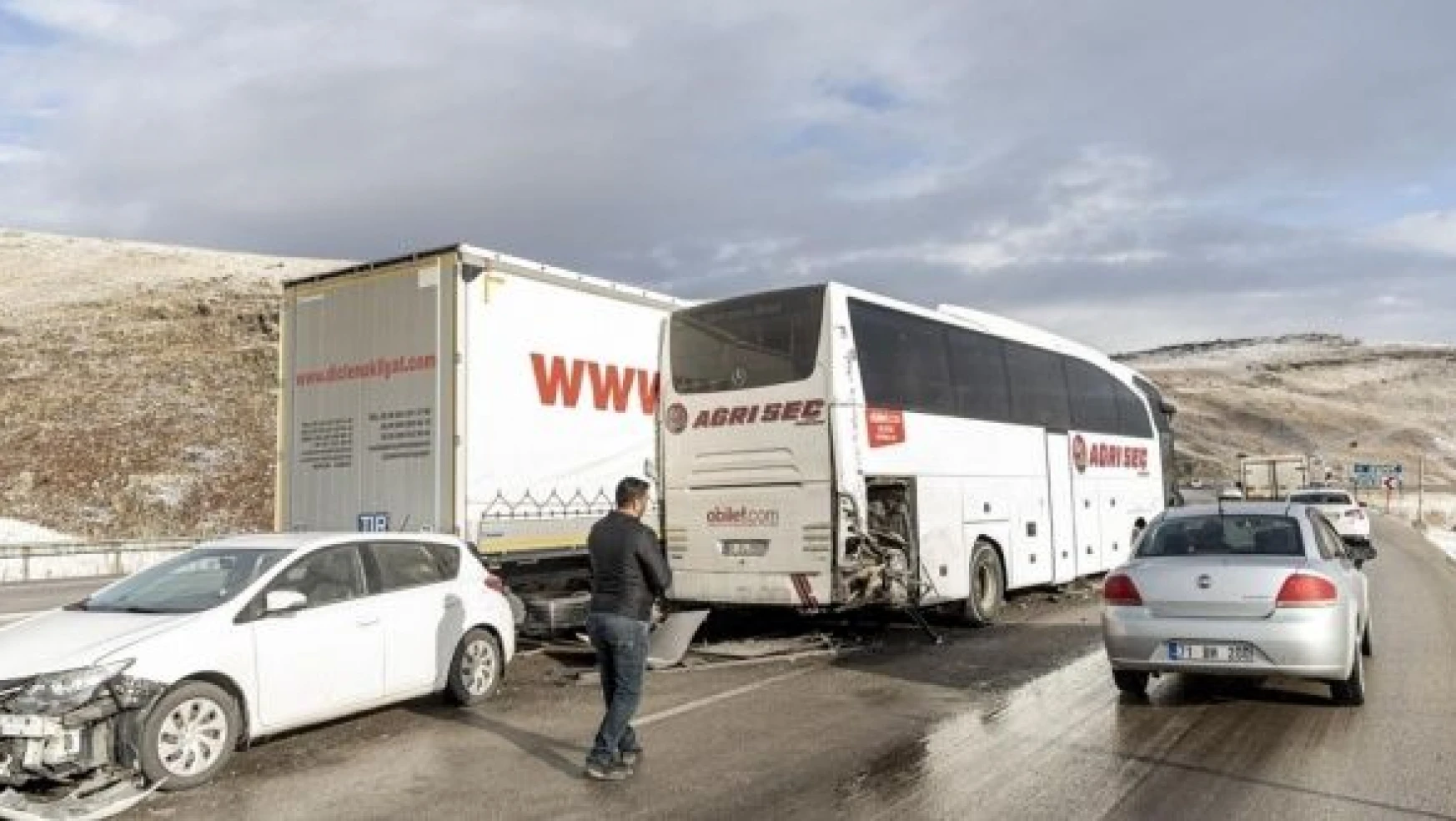 Erzurum'da otobüs, 3 TIR ve otomobil çarpıştı!