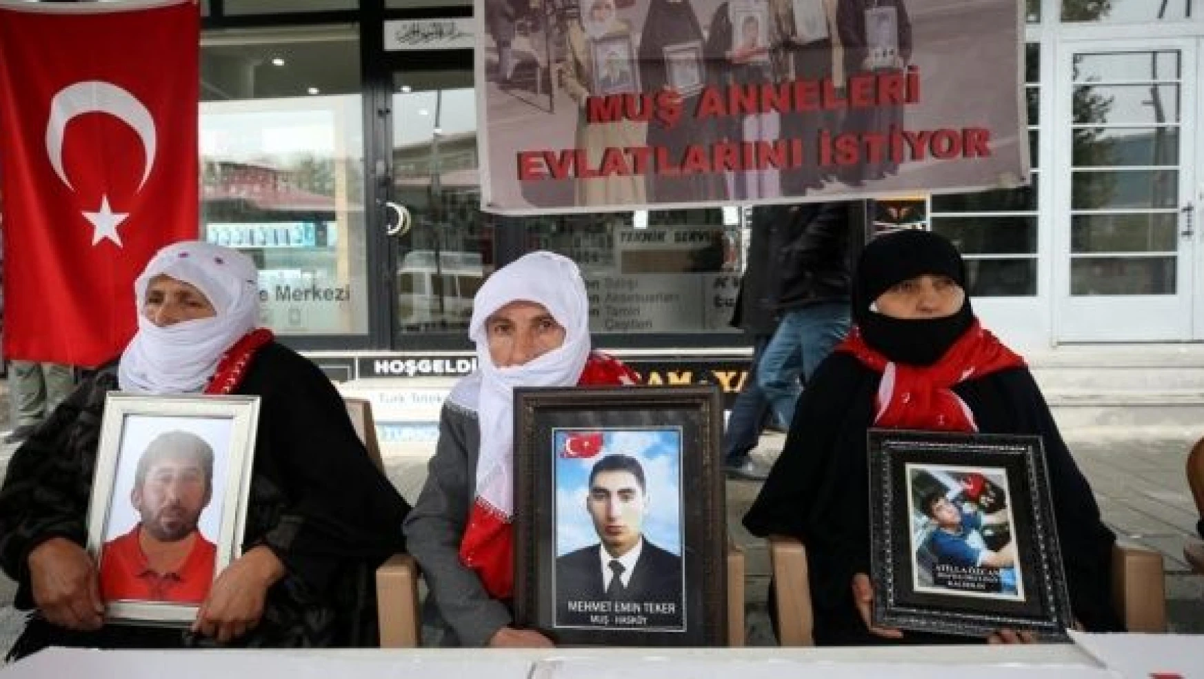 Eylem yapan aileler İstanbul'daki terör saldırısını kınadı