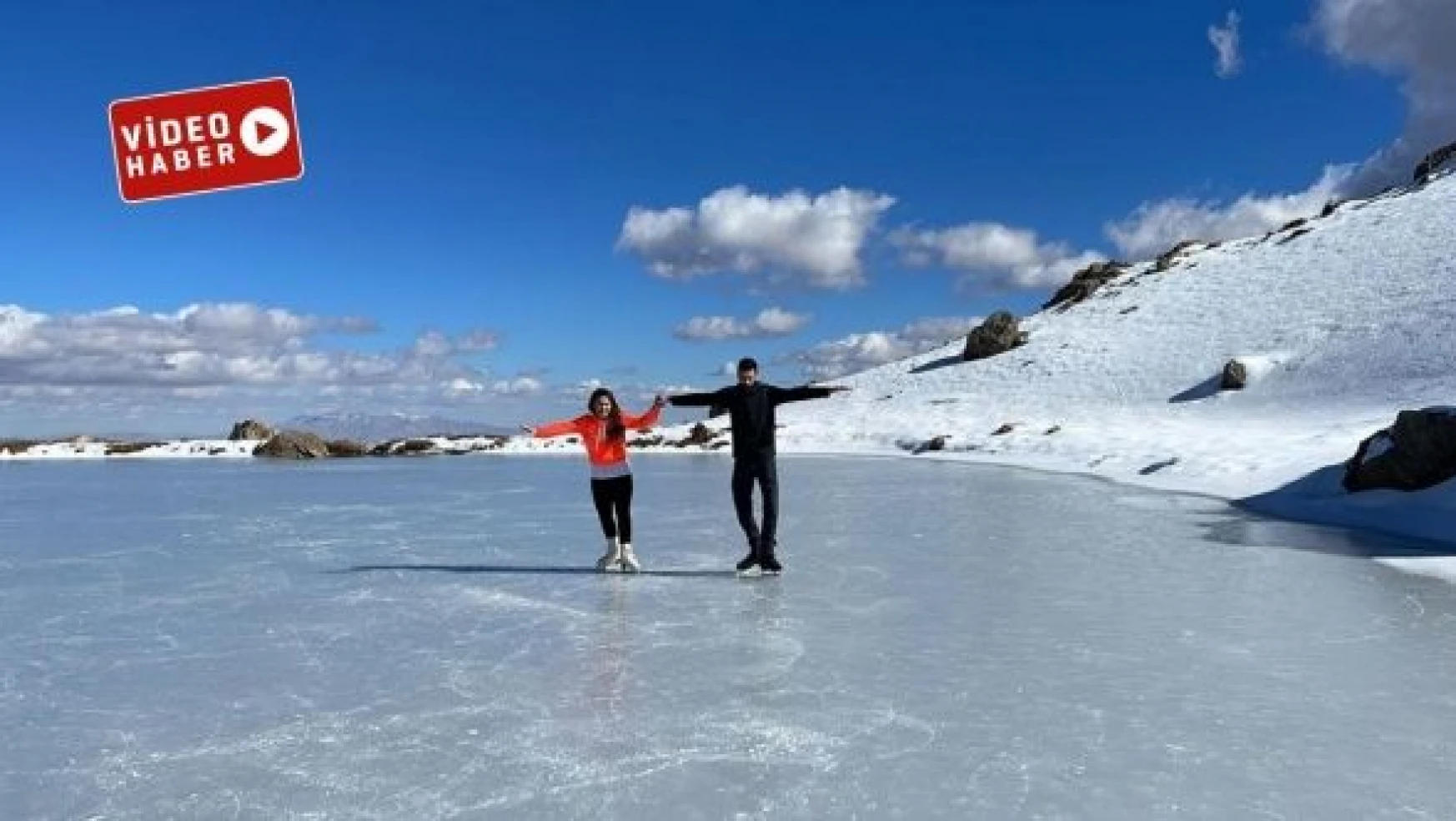 Hakkari'de donan göl buz pateni pisti oldu