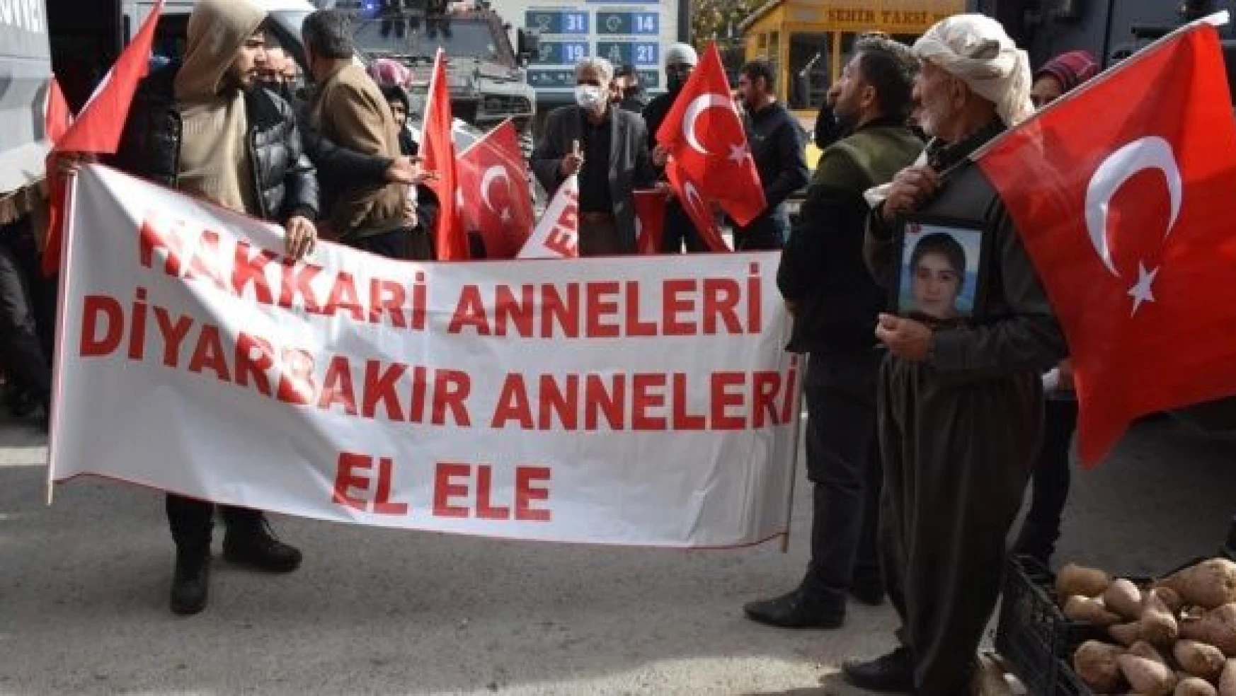 Hakkari'de evlat nöbetindeki aileler İstanbul'daki terör saldırısını kınadı