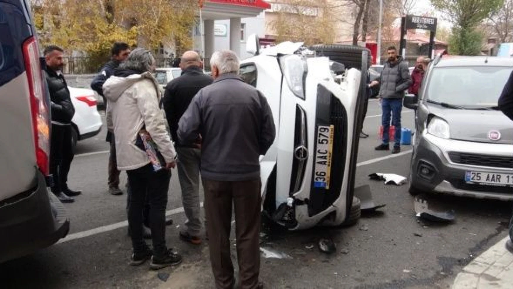 Kars'ta kaza... Otomobil park halindeki araçlara çarptı