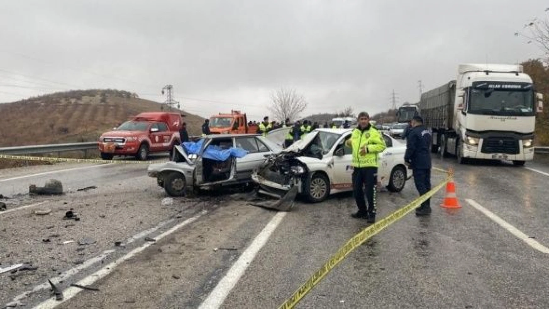 Malatya'da feci kaza: 3 araç birbirine girdi