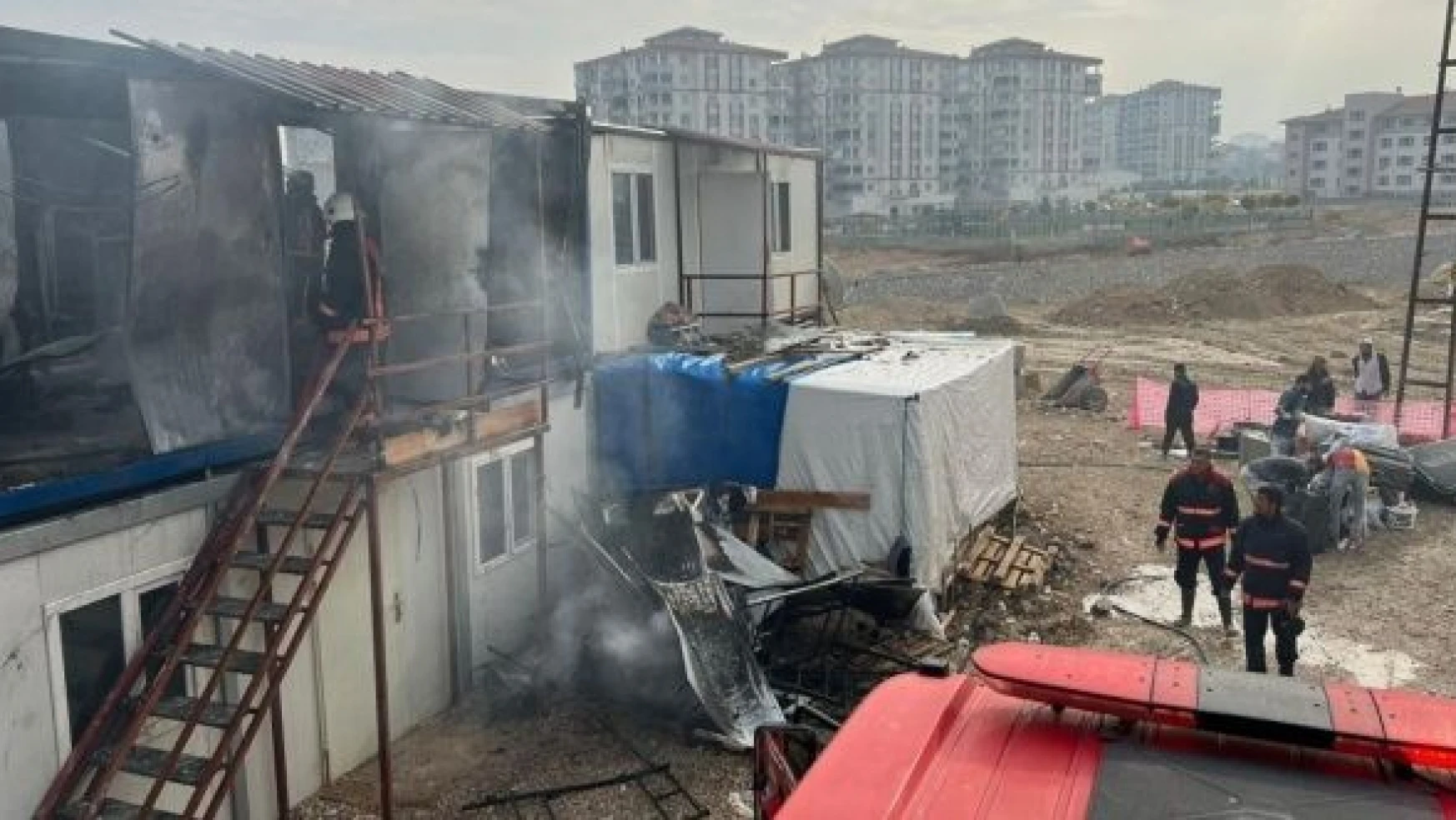 Malatya'da inşaat işçilerinin kaldığı konteyner yandı