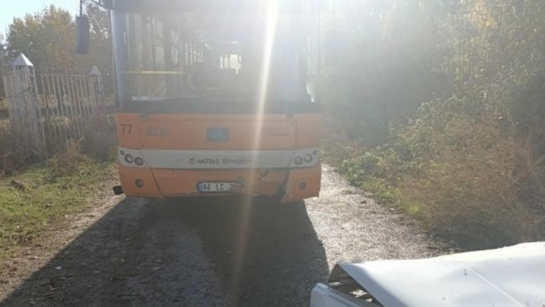 Malatya'da belediye otobüsüyle otomobil çarpıştı