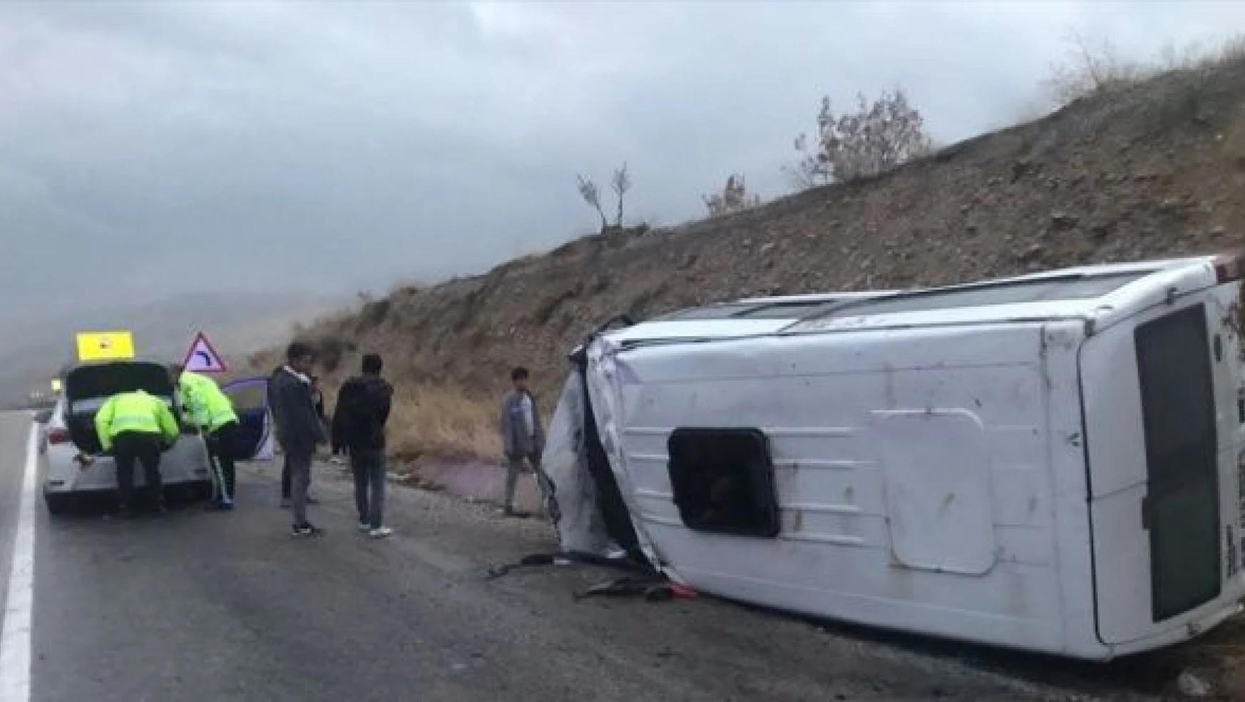 Malatya'da feci kaza: Minibüs devrildi