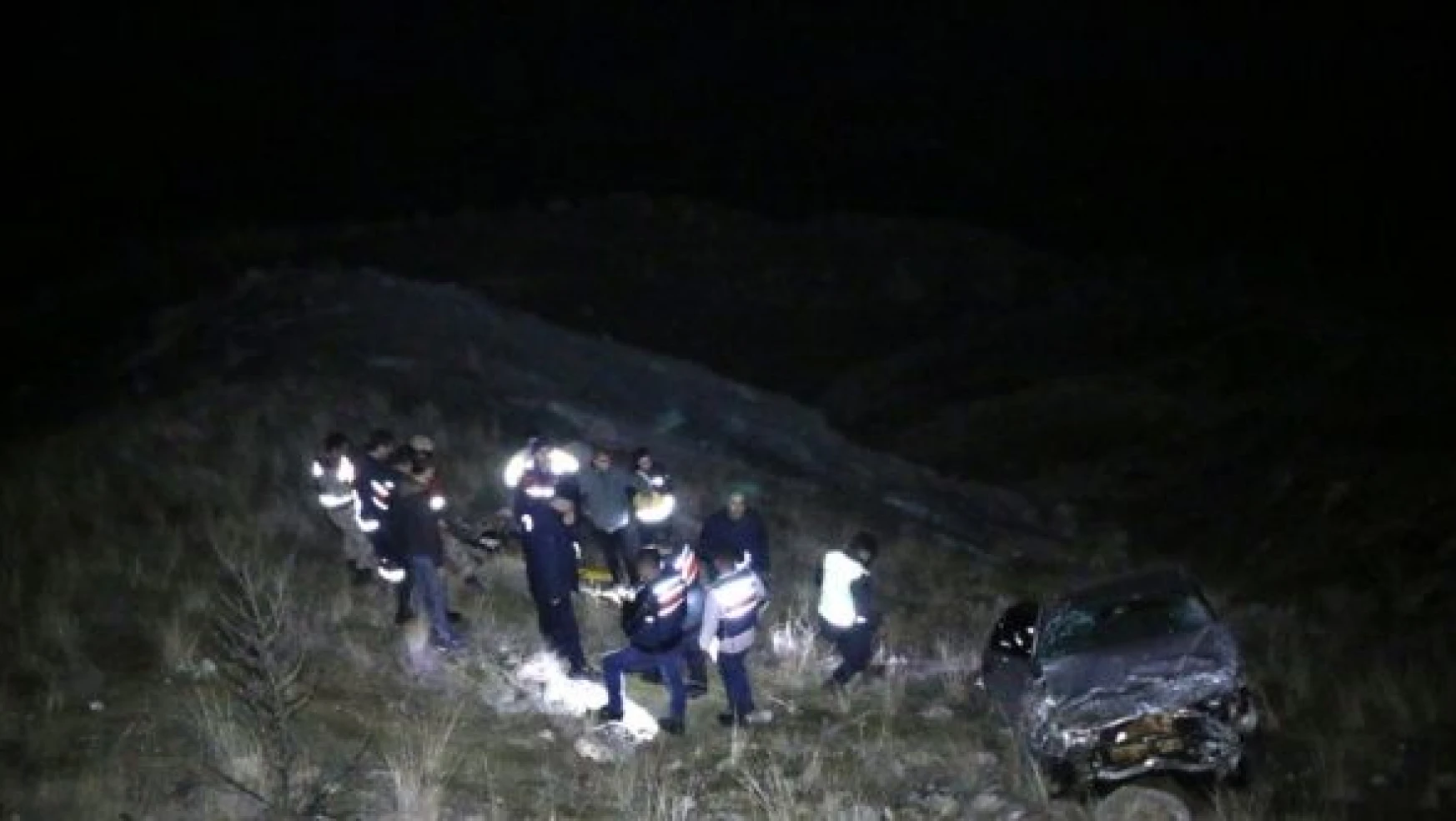 Malatya'da otomobil uçuruma yuvarlandı