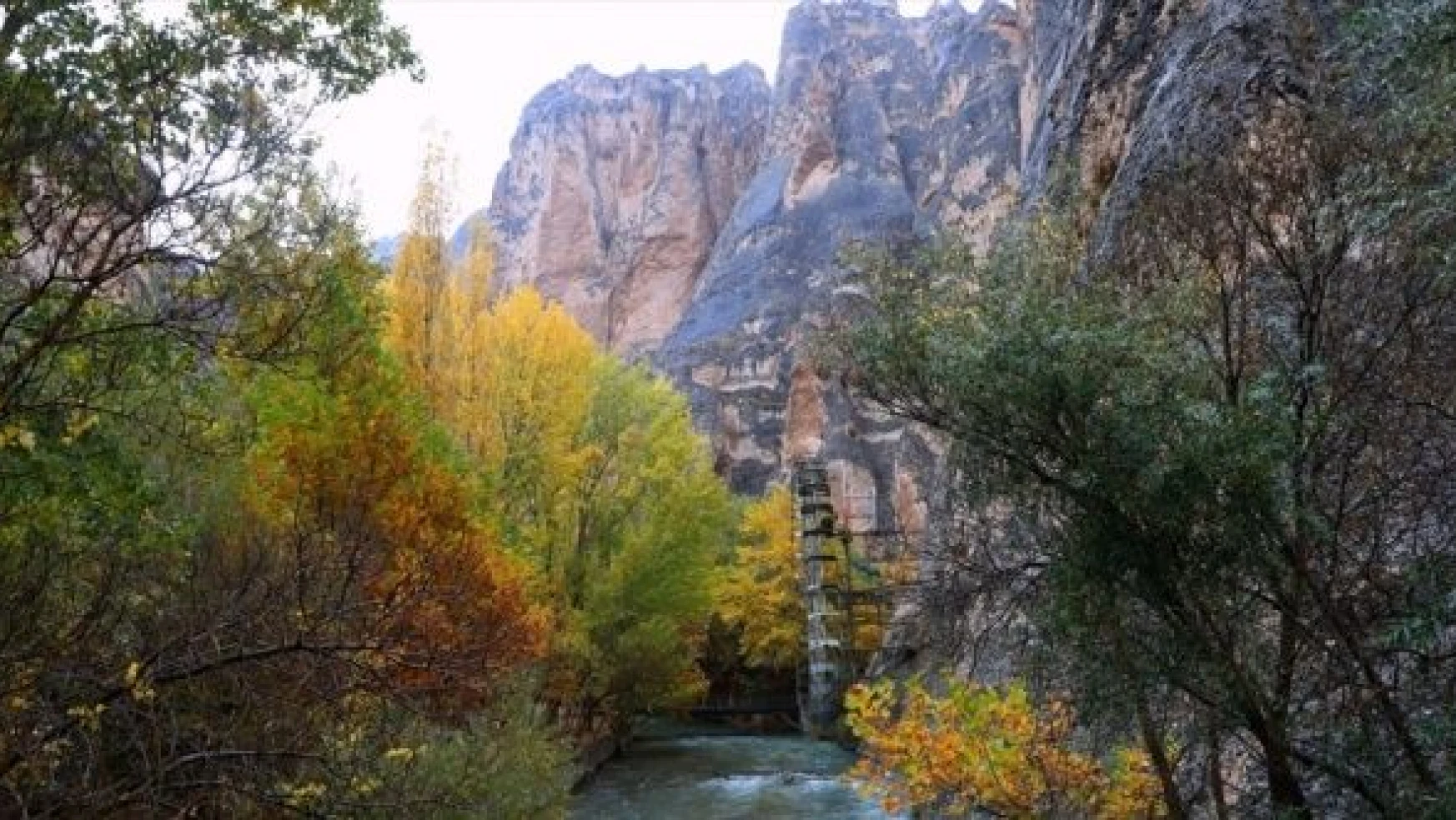 Tohma Kanyonu'na sonbaharın renklerine büründü