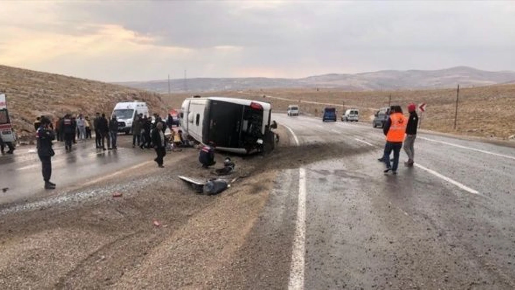 Sivas'ta feci kaza:  2 kişi öldü, 20 kişi yaralandı