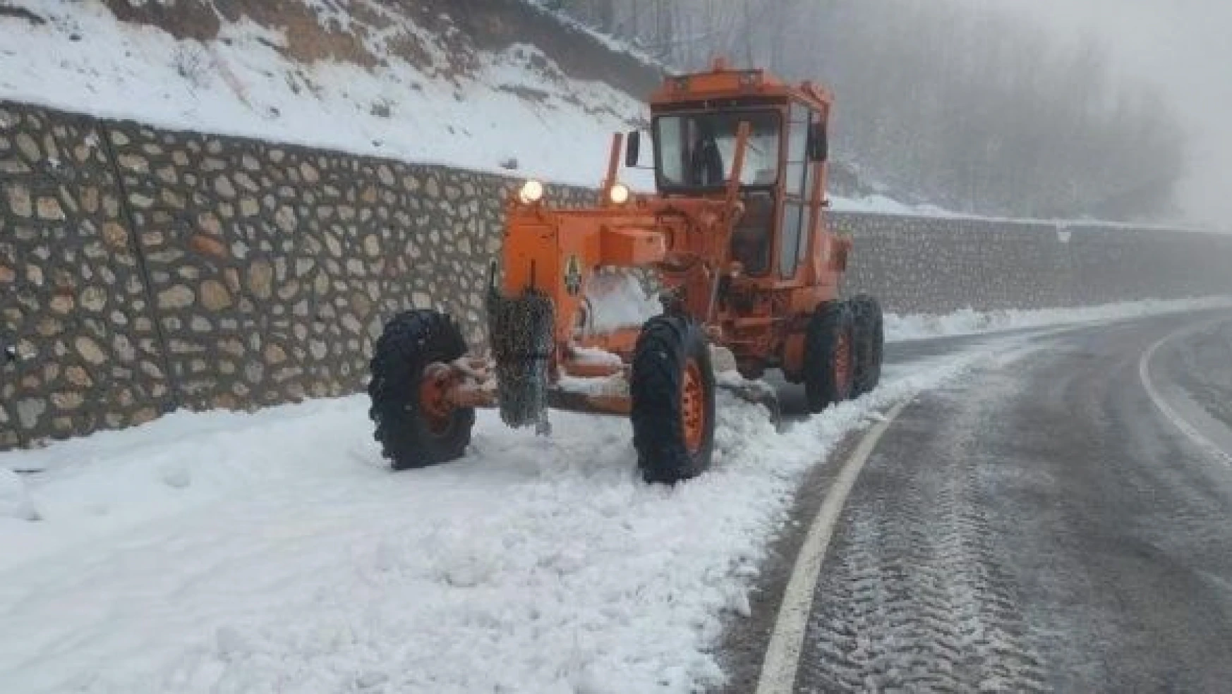 Tunceli'de kar küreme çalışması yürütülüyor