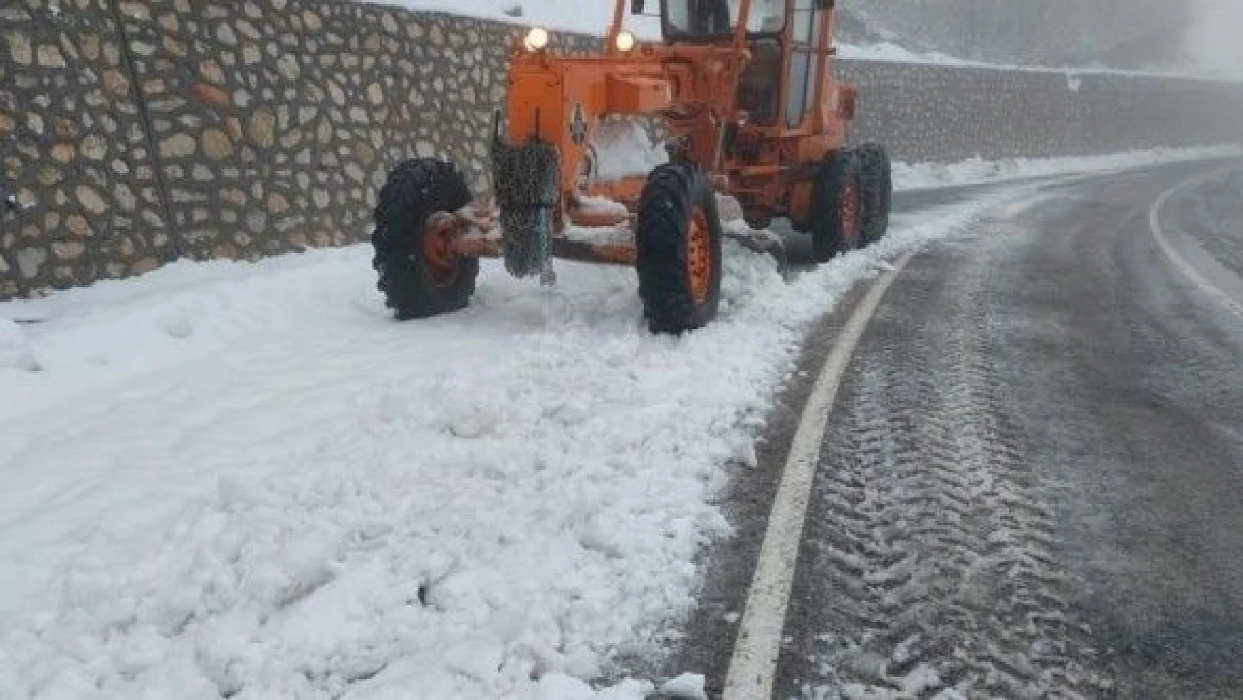 Tunceli'de kar nedeniyle araçlar yolda kaldı