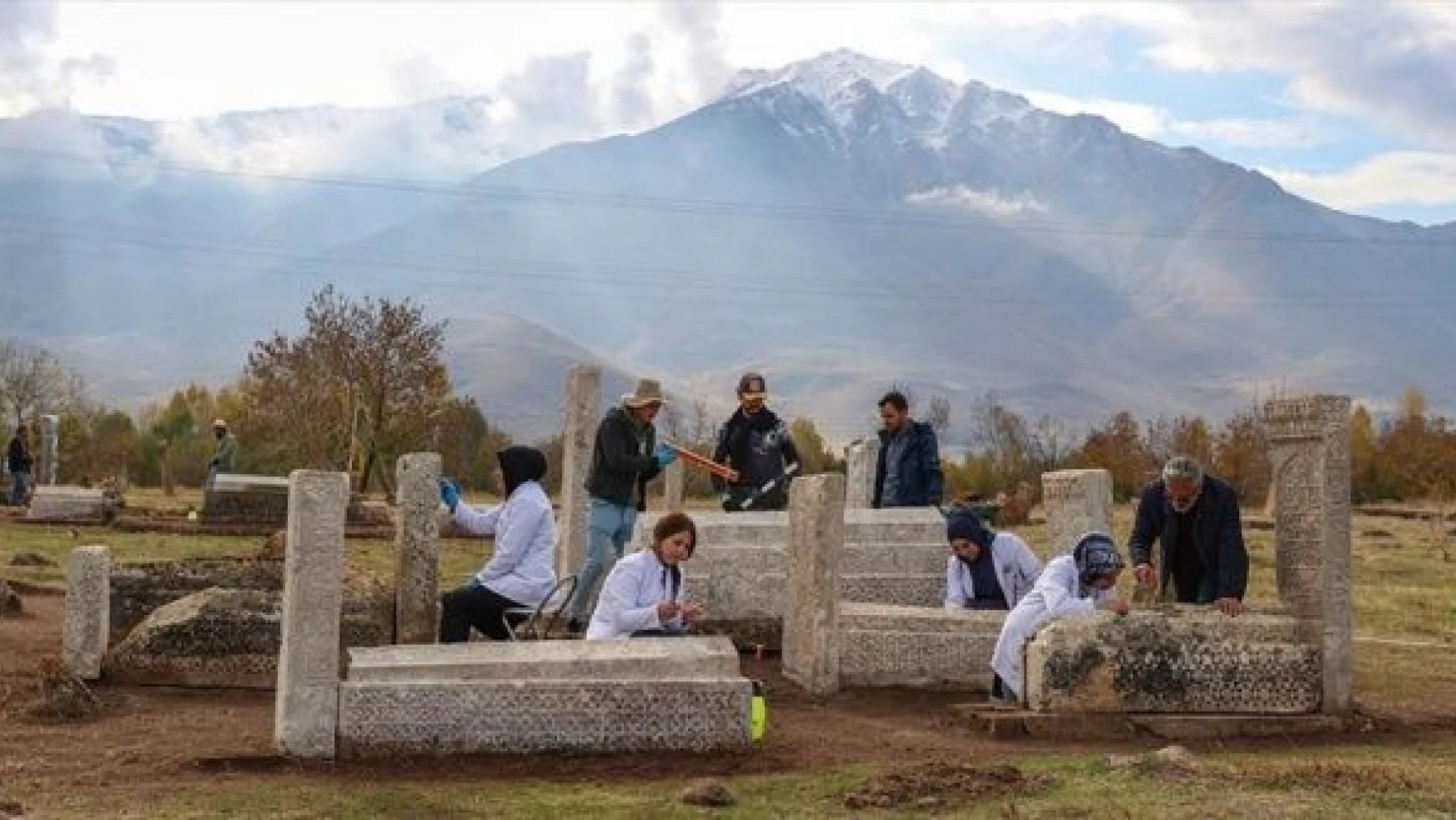 Van'da Selçuklu Mezarlığı'ndaki tarihi taşlar restore ediliyor