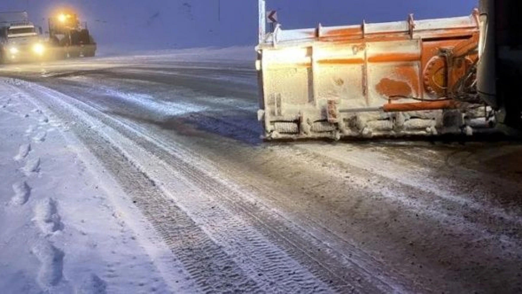 Ardahan'da kar yağışı ve tipi ulaşımı aksatıyor