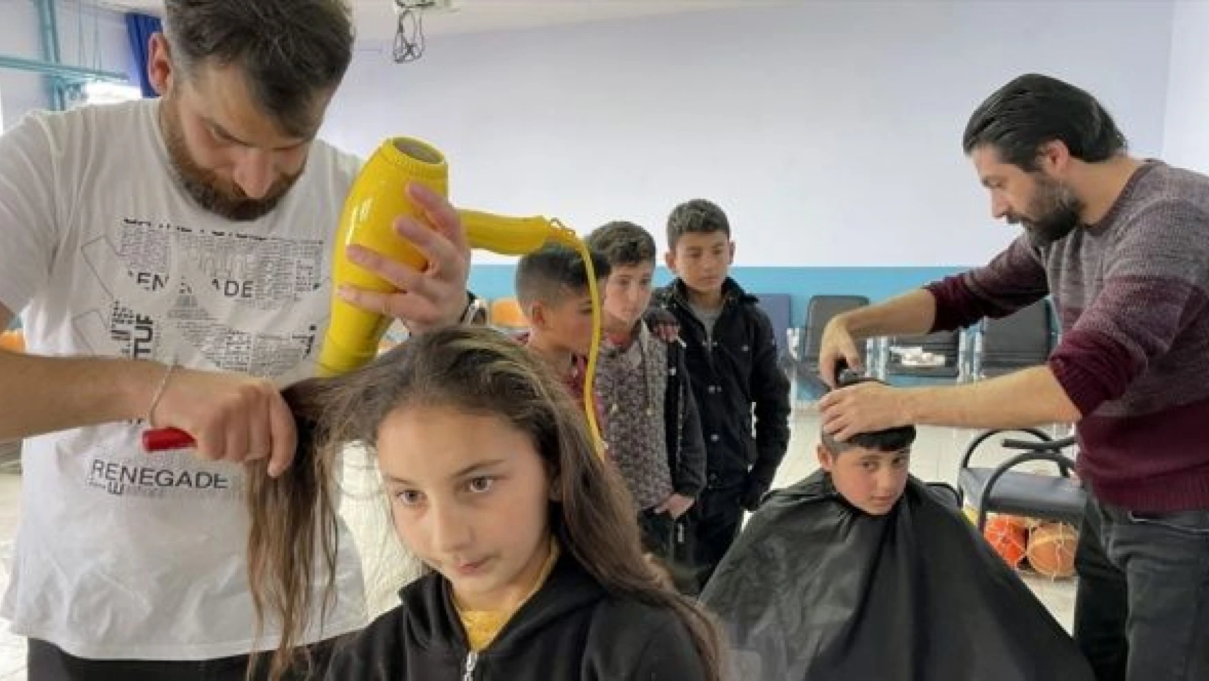 Ardahan'da gönüllüler köy çocuklarını tıraş etti