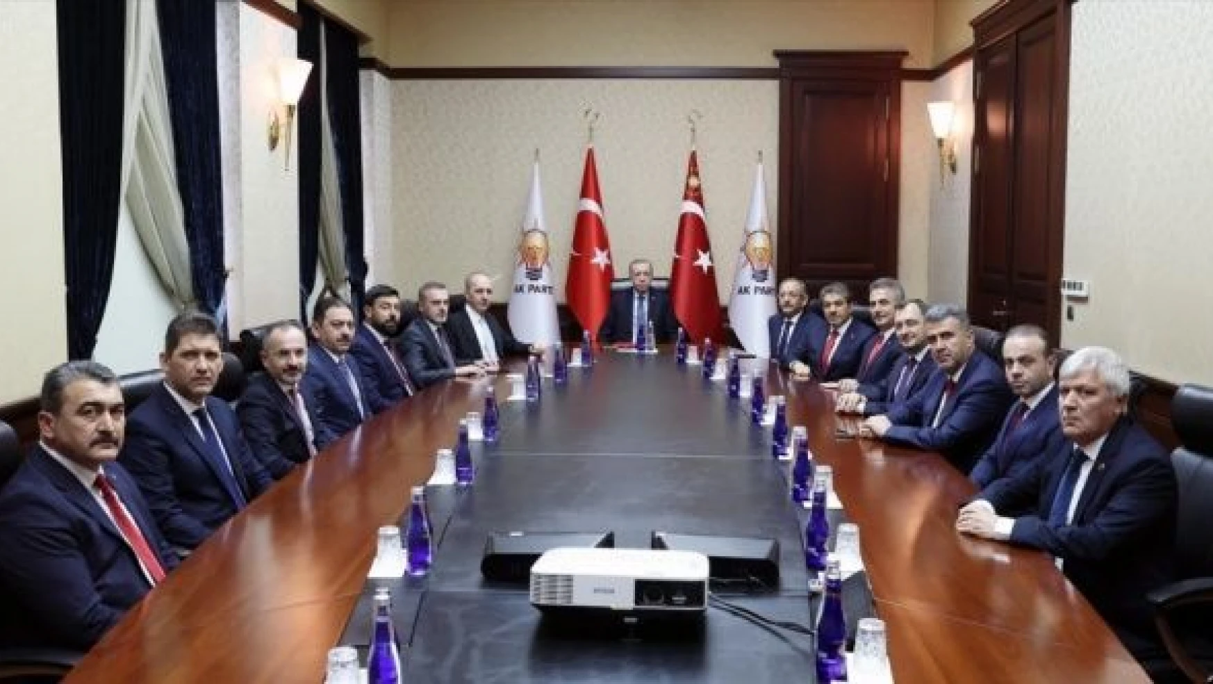 Erdoğan, CHP'li 11 büyükşehir belediyesinin AK Parti grup başkanvekillerini kabul etti