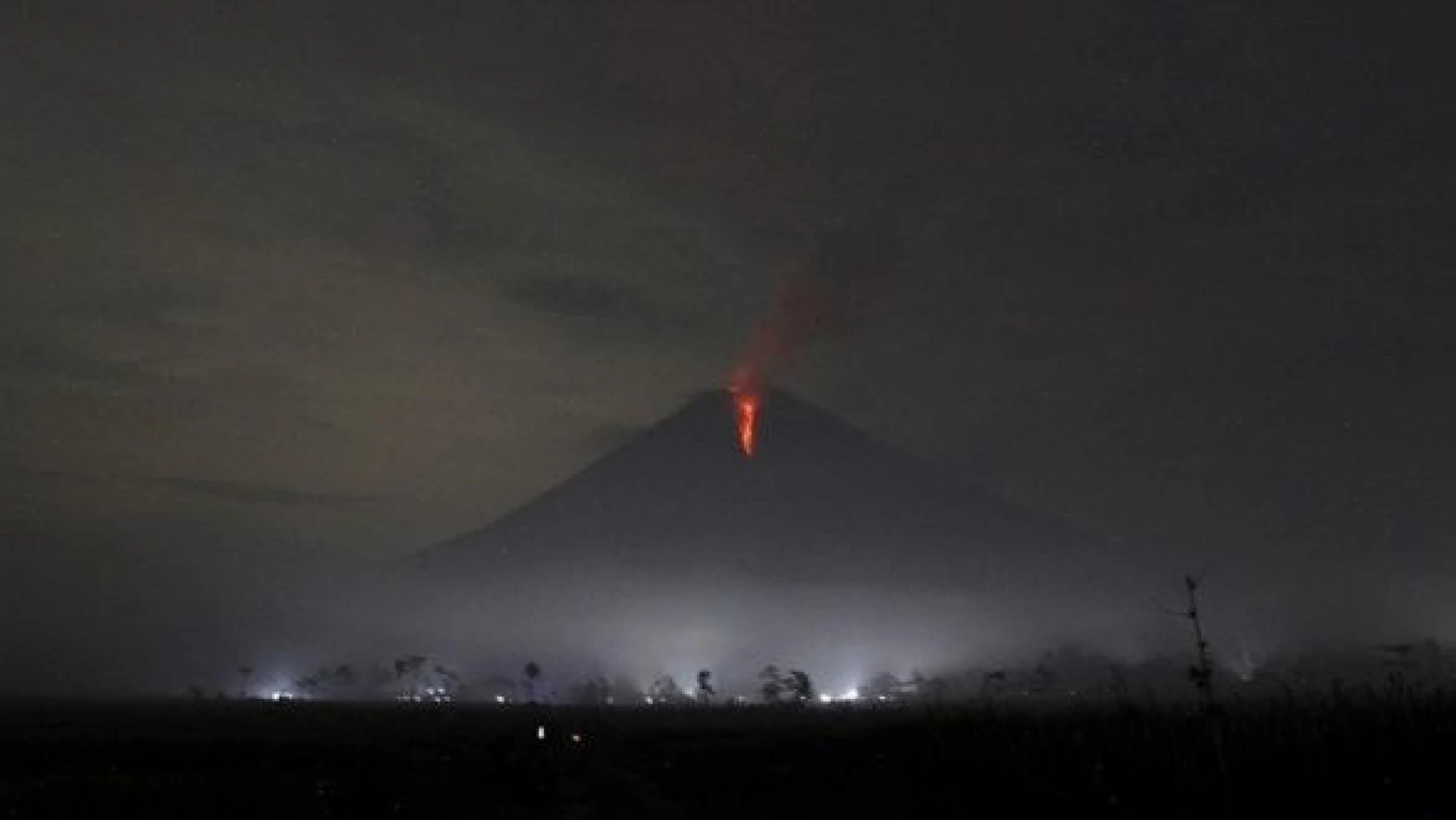 Endonezya'da yanardağ civarında tahliyeler başladı