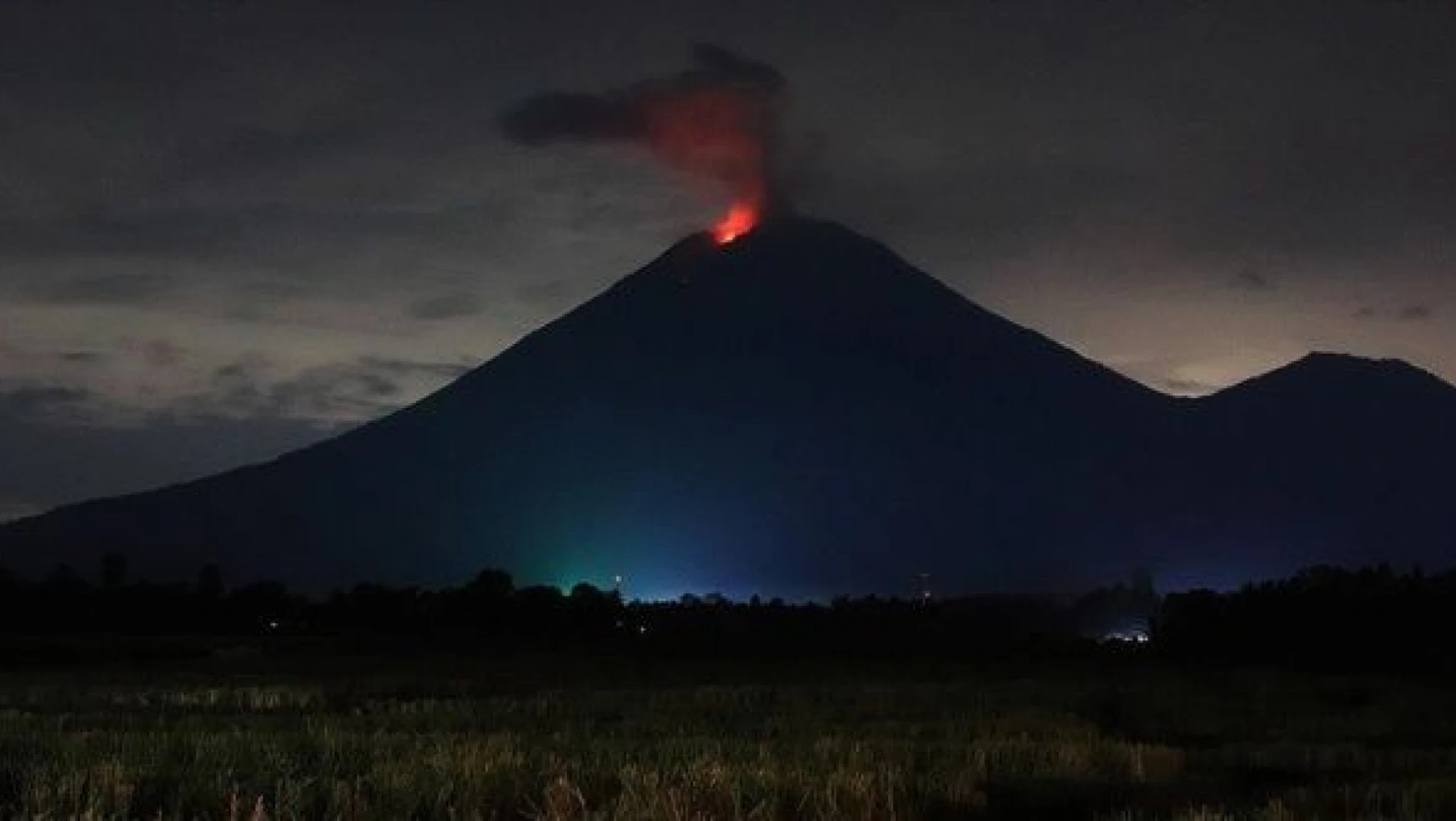 Endonezya'da kabus... Semeru Yanardağı patladı
