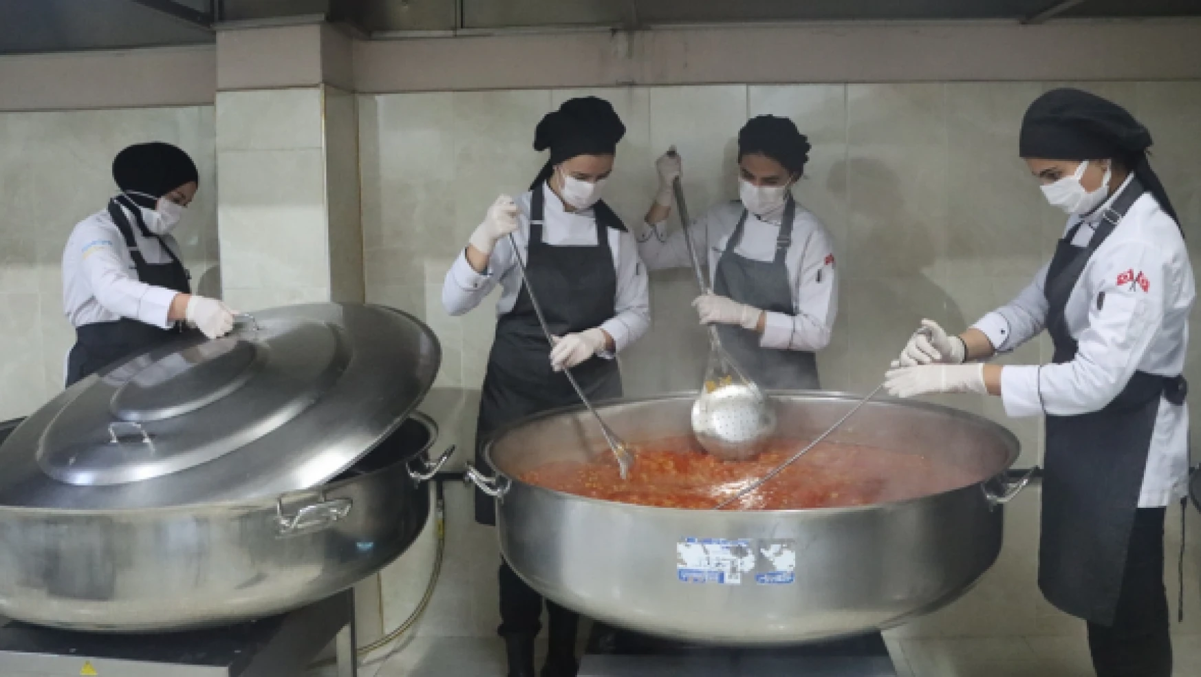 Erciş'te aşçı adayları binlerce öğrenci için yapılan yemeklere yardım ediyor