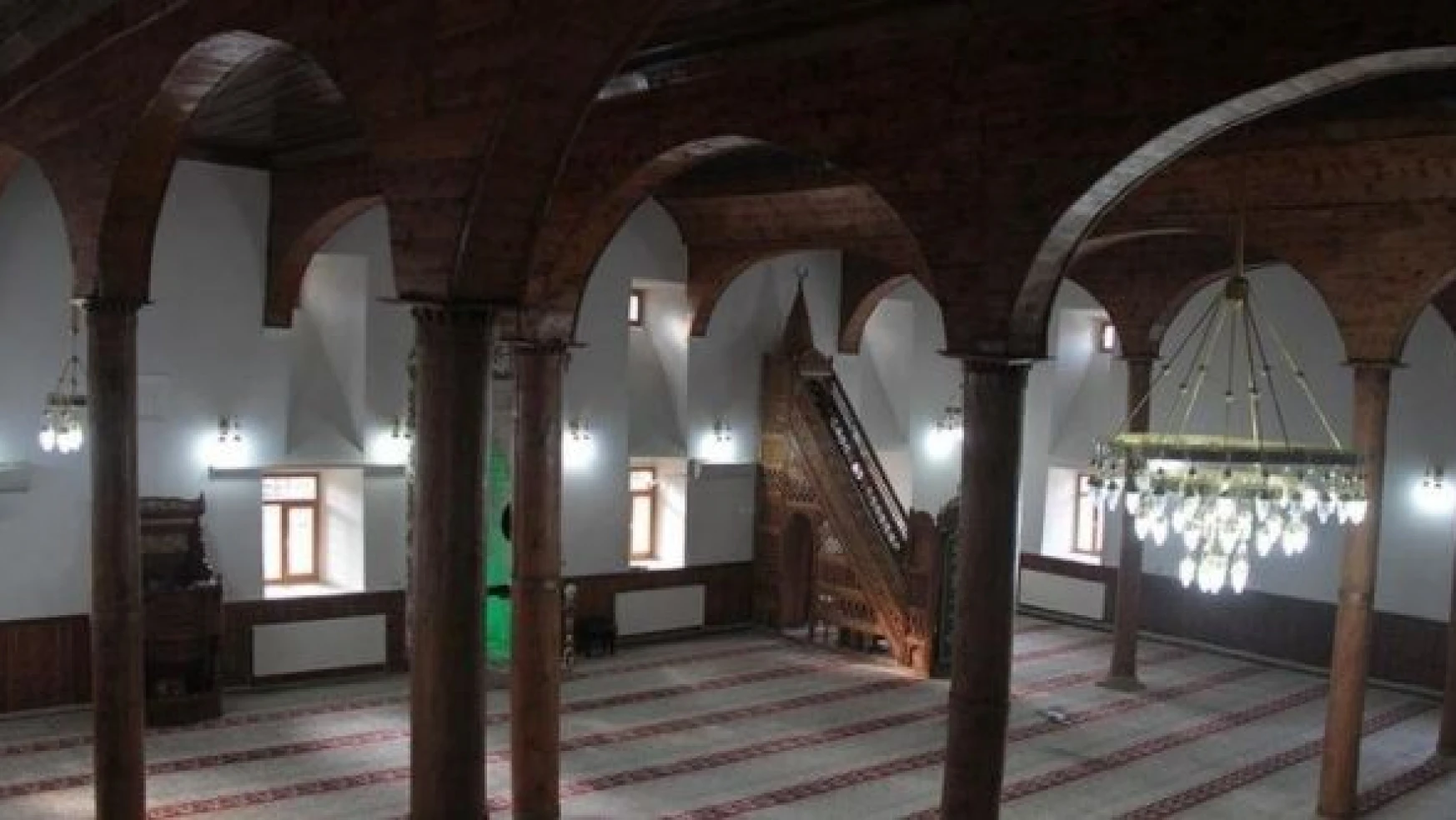 Erzincan'daki Osmanlı eseri ahşap direkli cami asırlardır ayakta