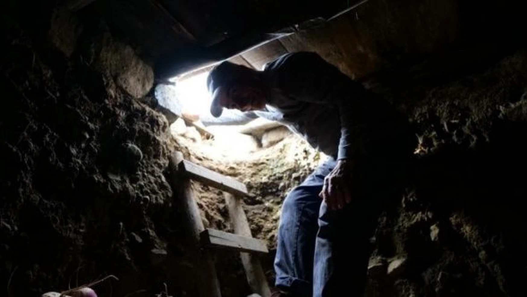 Erzincanlı çiftçi kazdığı kuyuyu doğal buzdolabı yaptı