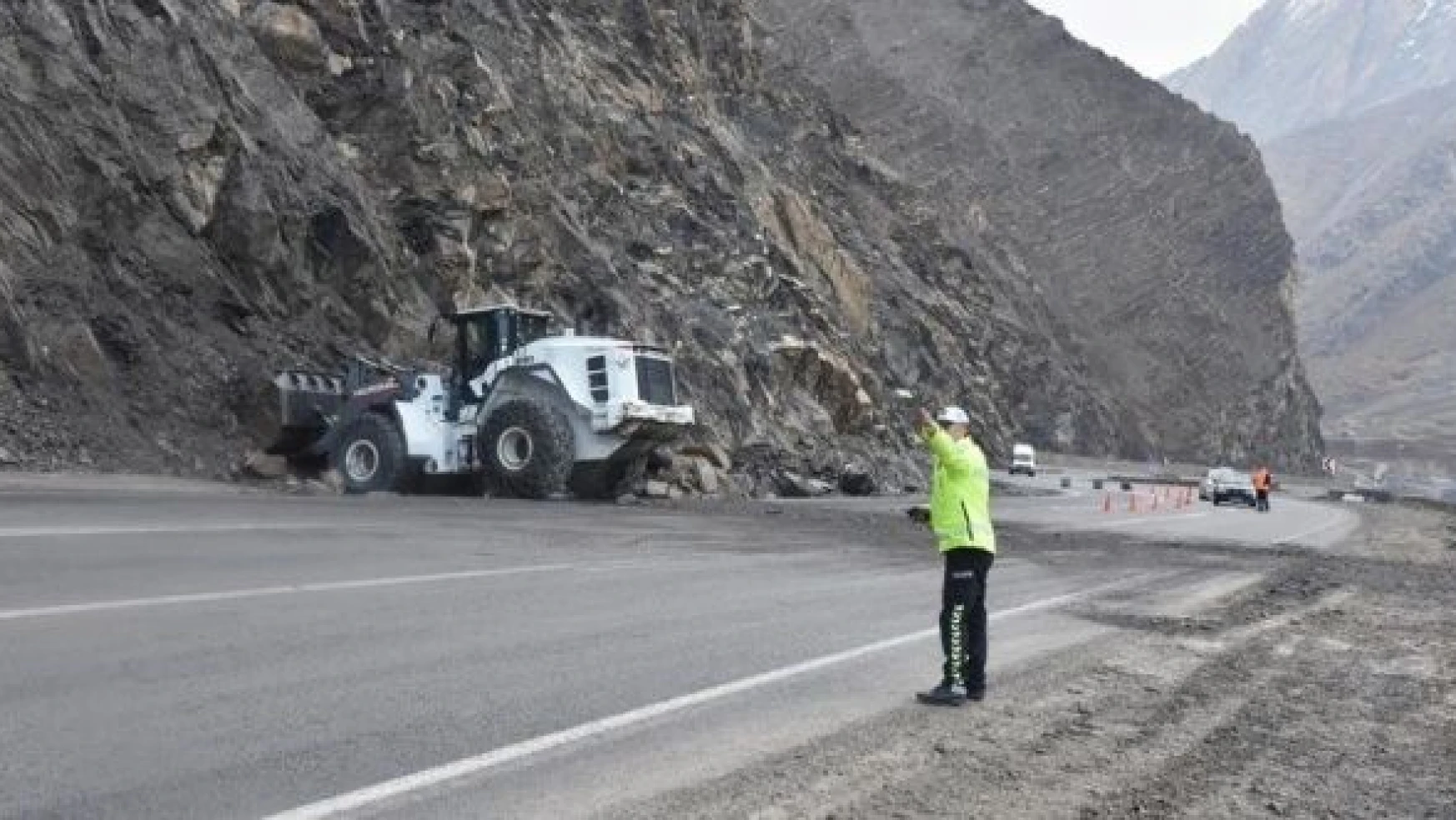 Hakkari'de dağdan kopan kaya parçaları nedeniyle kapatılan kara yolu açıldı
