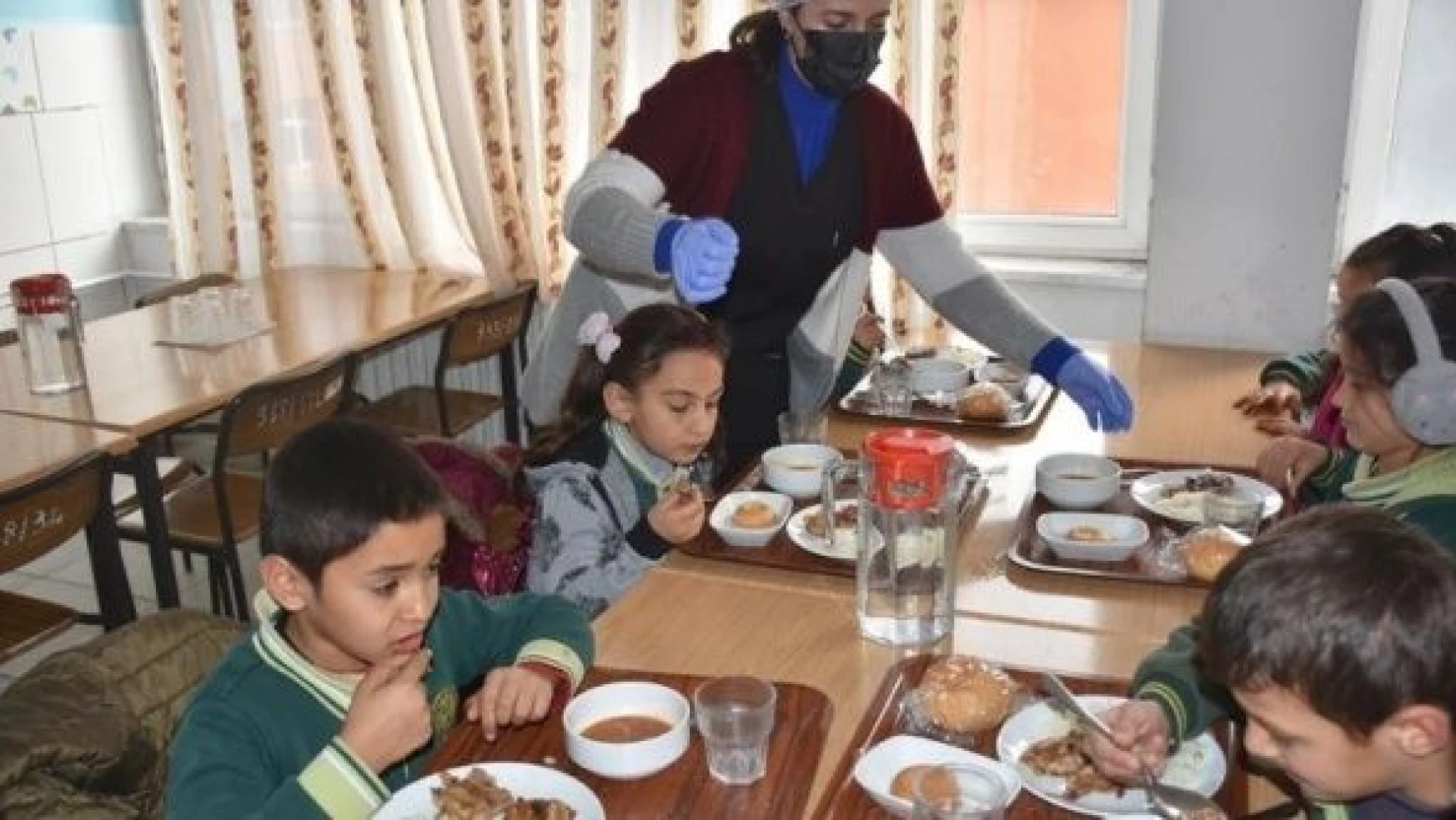 Kars'ta 10 bin 255 öğrenciye ücretsiz yemek veriliyor