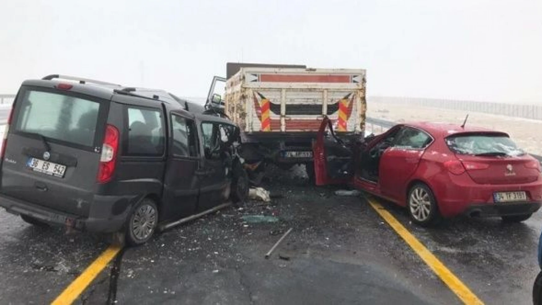 Kars'ta zincirleme trafik kazası... Ağır yaralılar var...