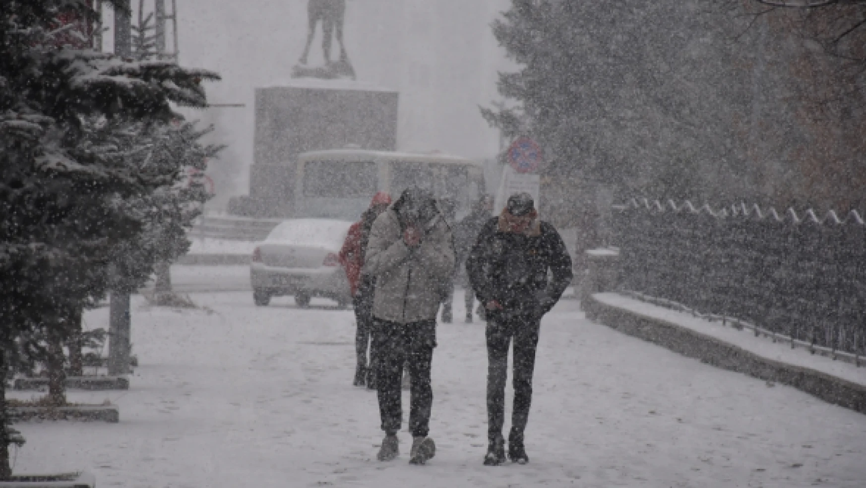 Kars'ta etkili olan kar yağışıyla sürücüler zor anlar yaşadı