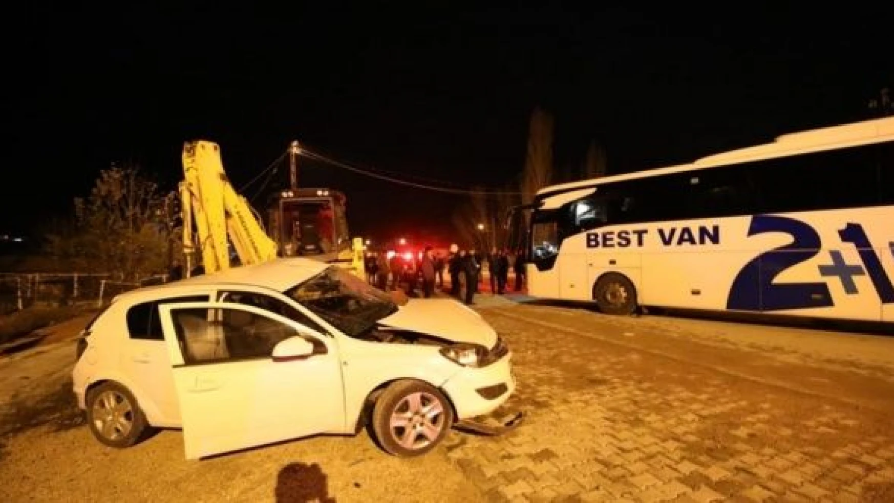Malatya'da yolcu otobüsüyle otomobil birbirine girdi
