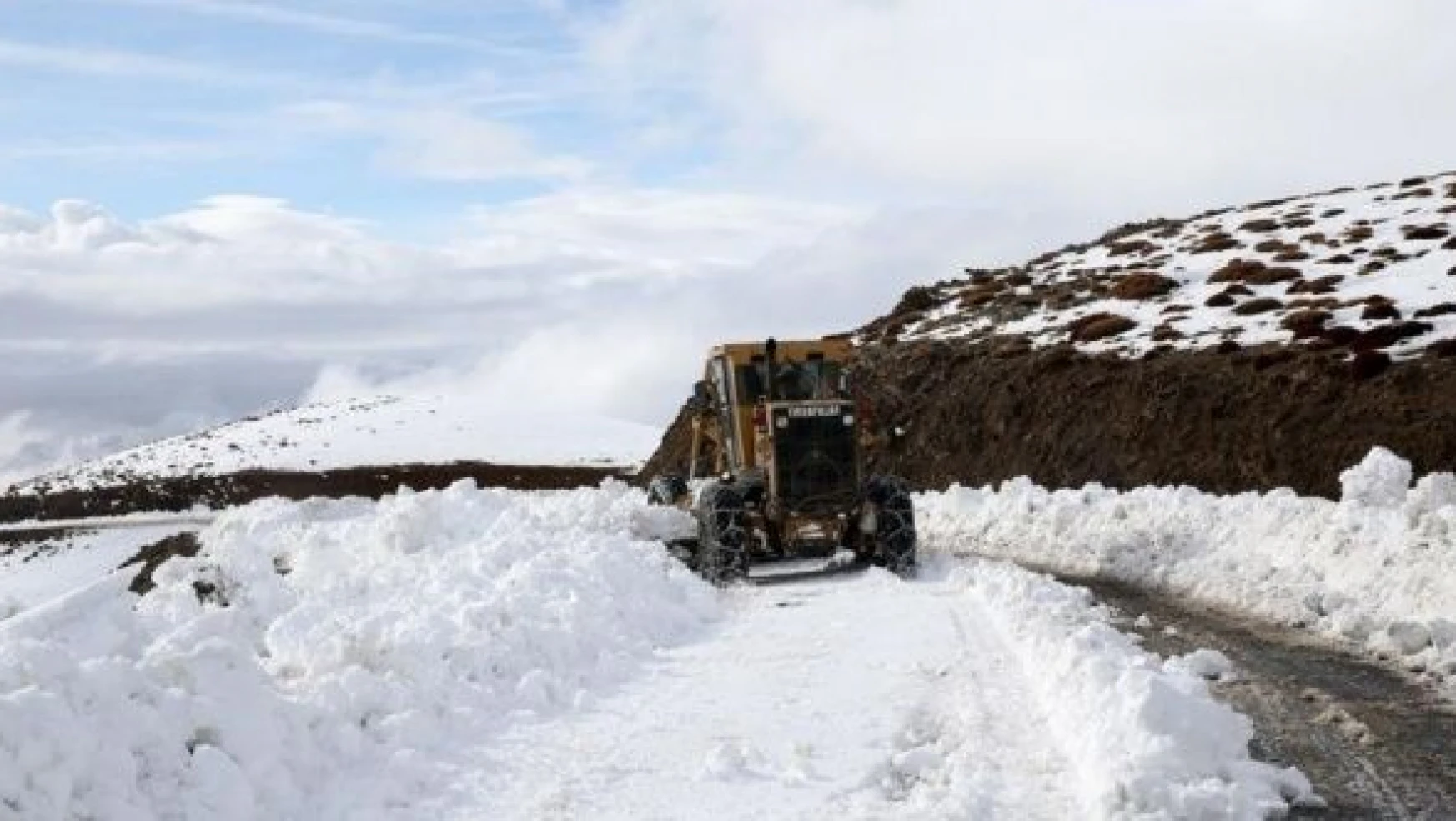 Muş'ta kar nedeniyle kapanan Üçevler grup köy yolu açıldı