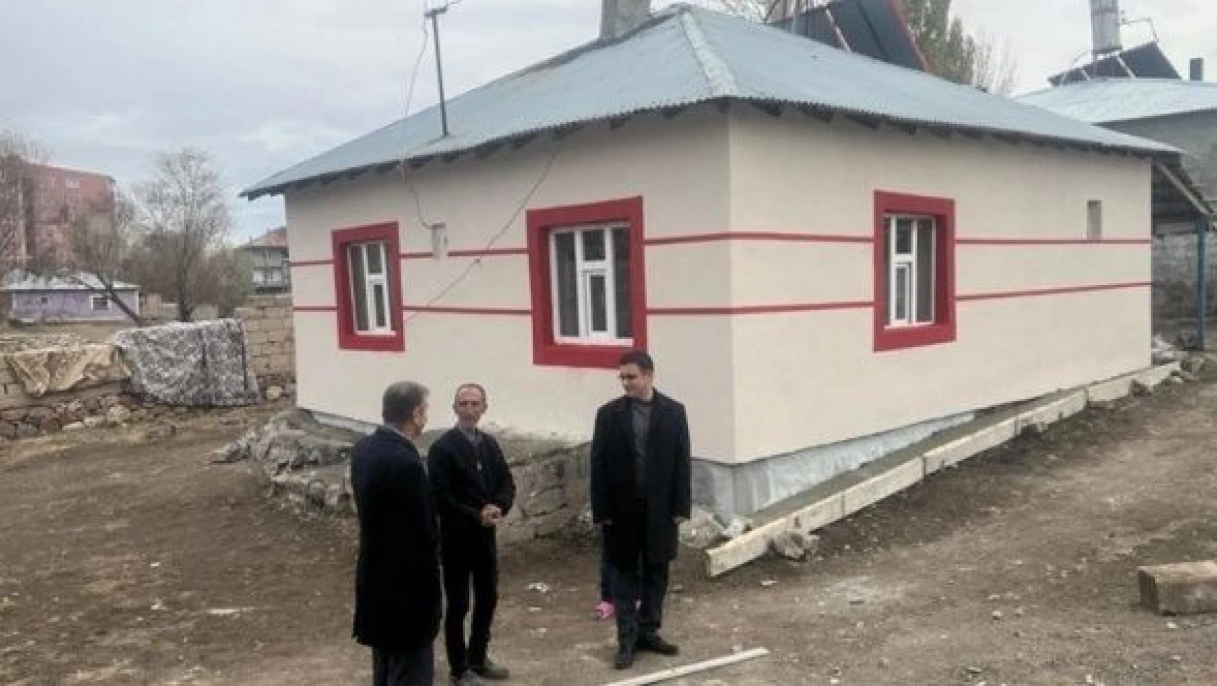 Özalp'ta ihtiyaç sahibi 5 aileye yeni ev yaptırıldı
