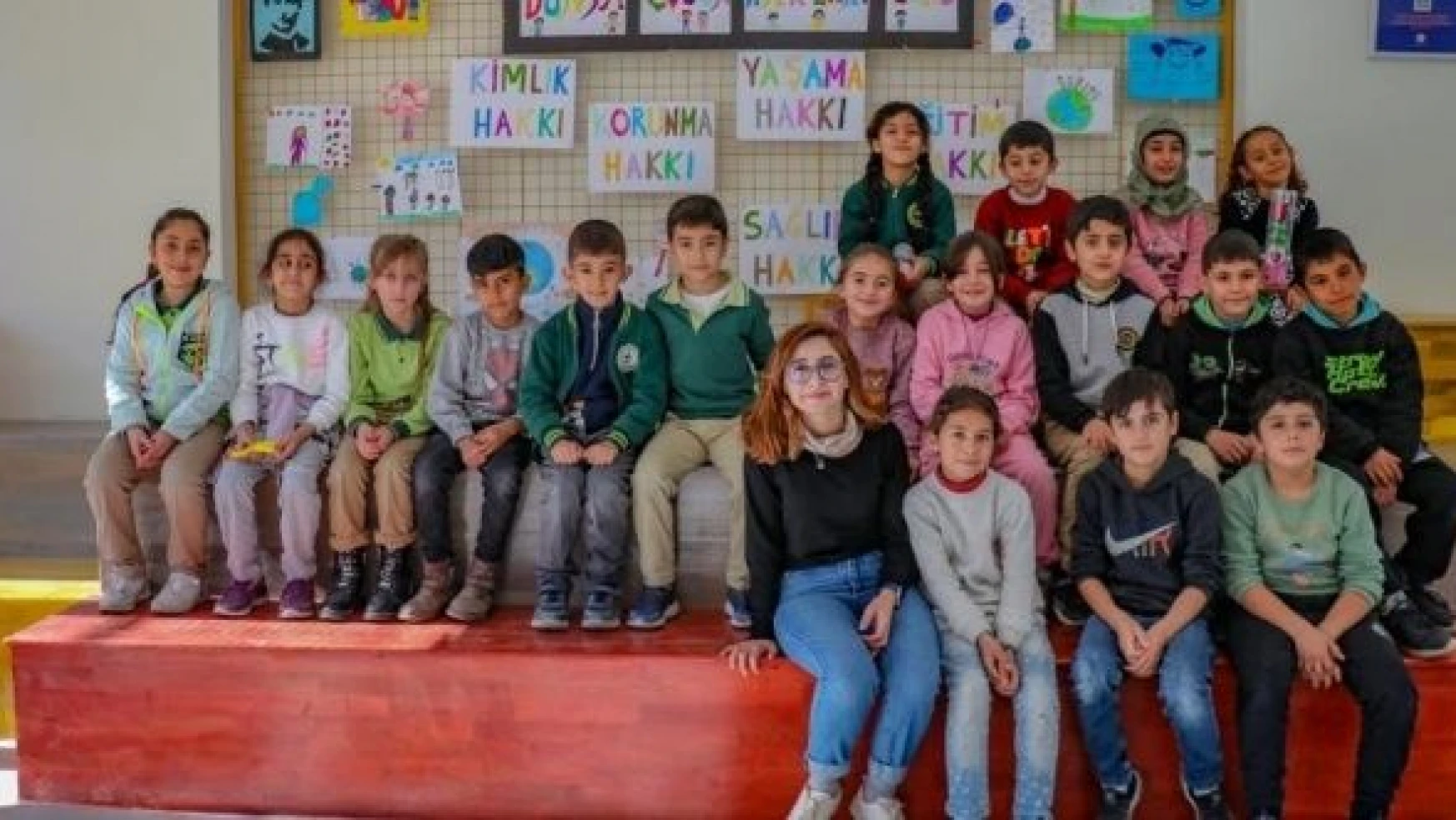 Van'da  gönüllü 'öğretmenler' çocukları geleceğe hazırlıyor