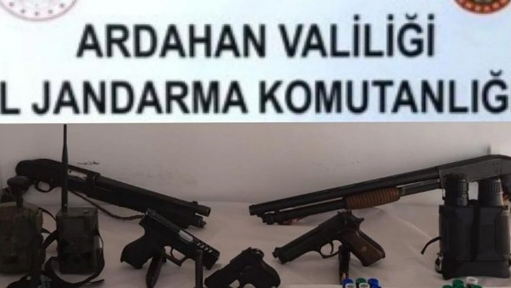 Ardahan'da kaçakçılık operasyonu: ruhsatsız tabanca ve fotokapan ele geçirildi