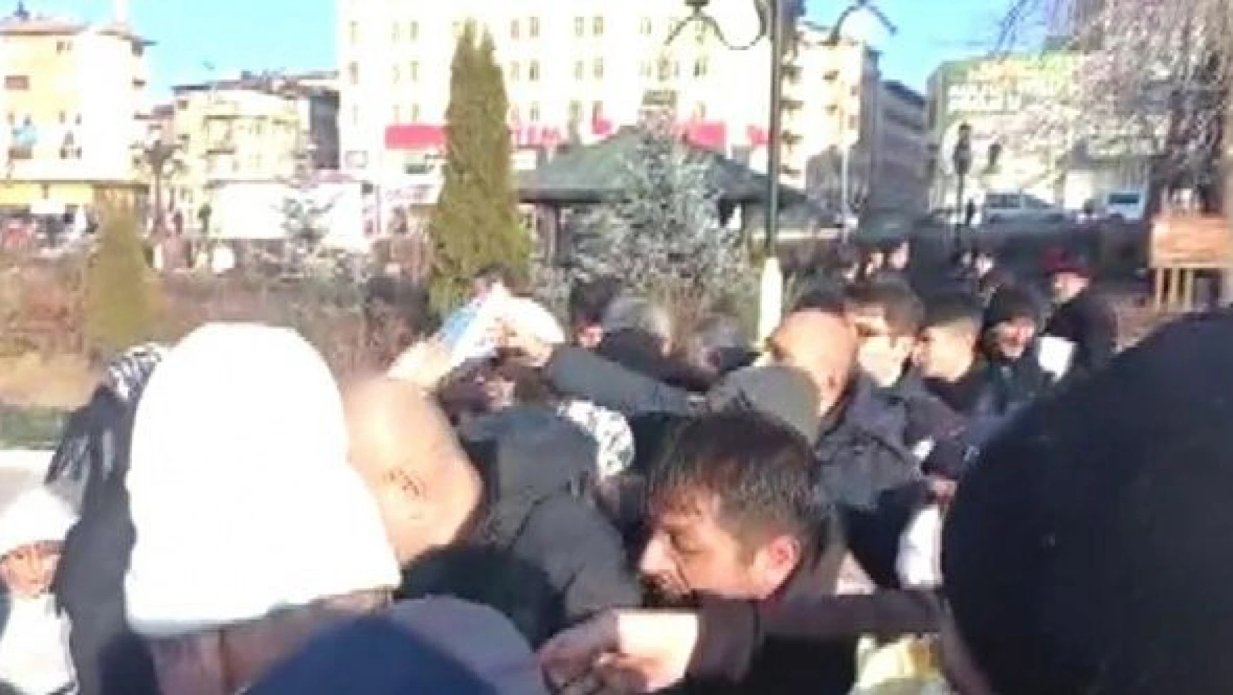 CHP Kur'an-ı Kerim dağıttı, vatandaş cami önüne akın etti