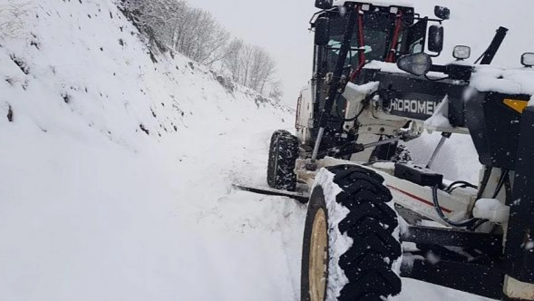 Elazığ, Hakkari, Bingöl ve Bitlis ve Van'da kar yüzlerce köy yolunu ulaşıma kapadı
