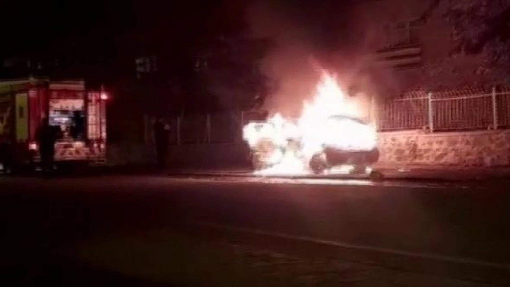Erzurum'da park halindeki araç cayır cayır yandı!